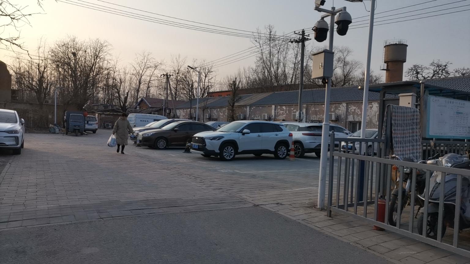 海淀区上地街道巧解平房区机动车电动自行车停车难