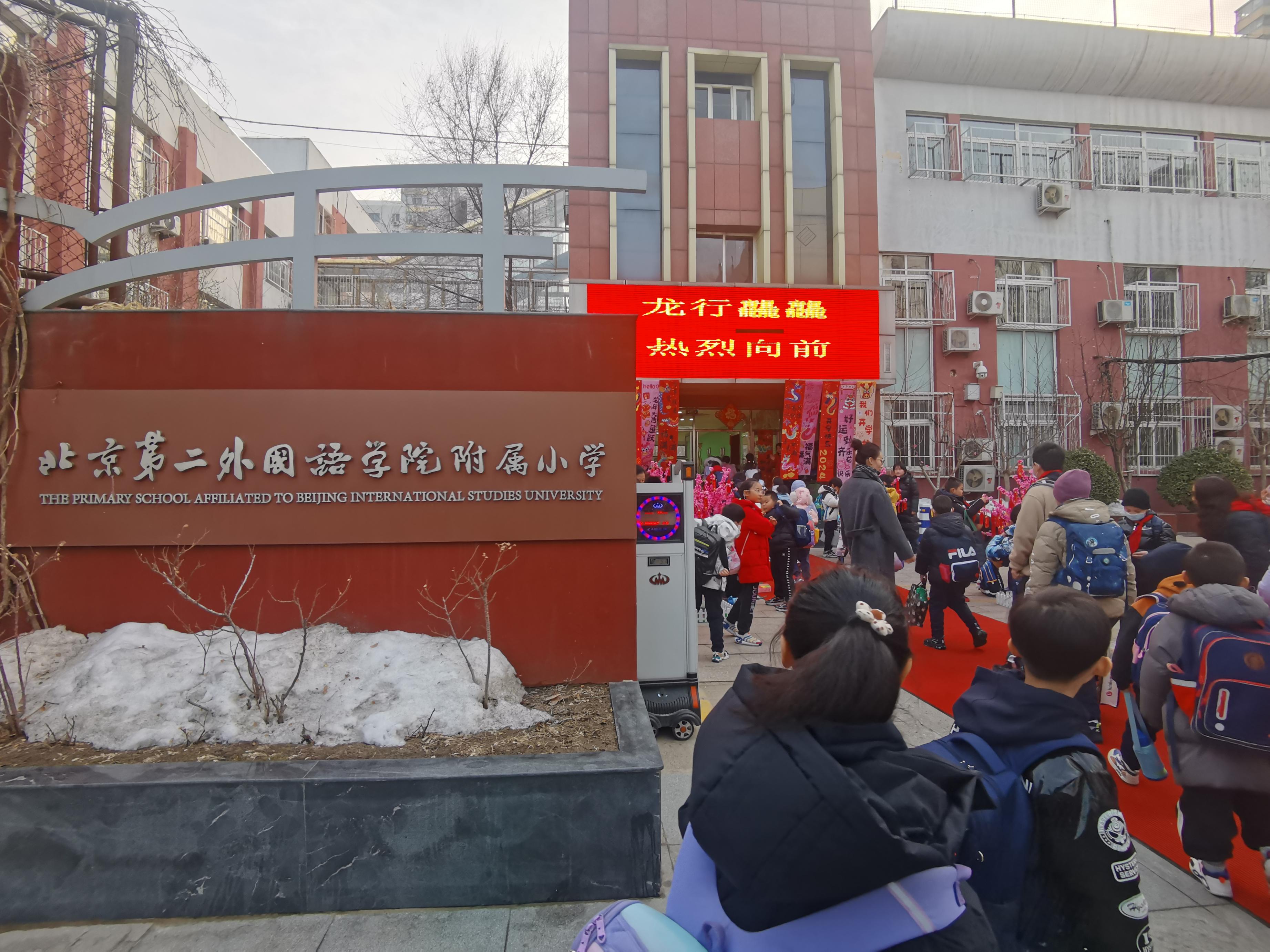 五年级学生余志杰趁着寒假,和6位同学专门搜集了各地名胜古迹中的龙