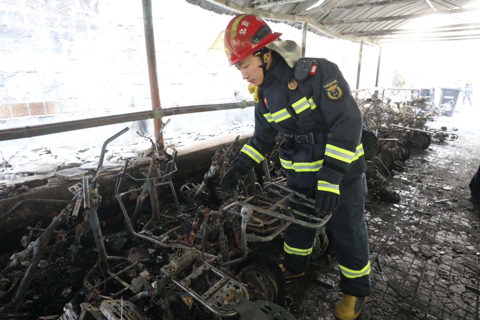 记者探访丰台电动车棚着火小区肇事车辆被锁定