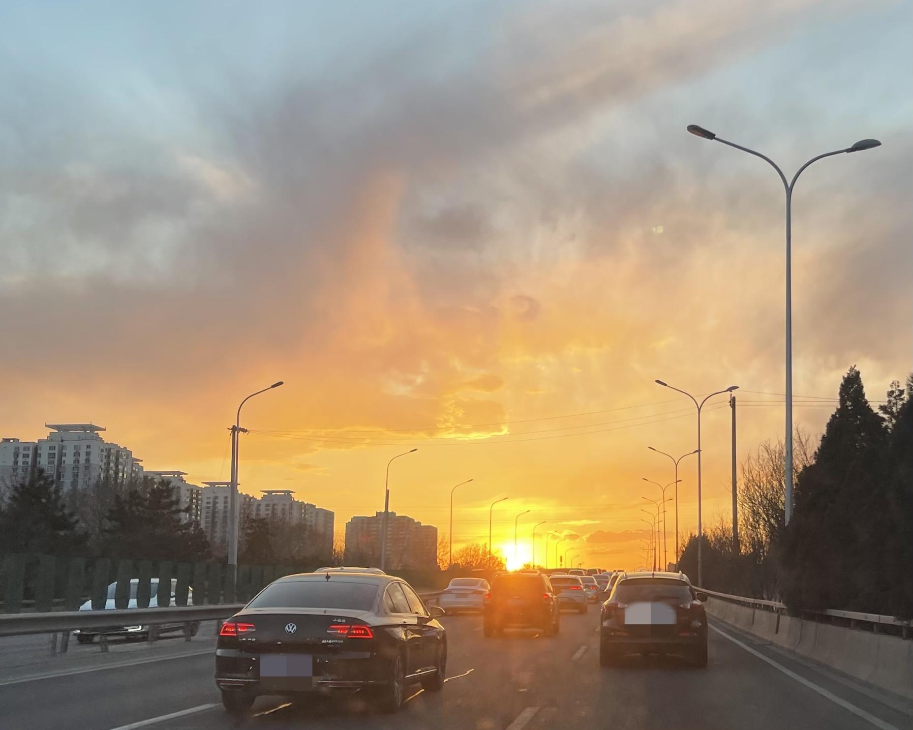 北京天空现橙红晚霞一起红运当头