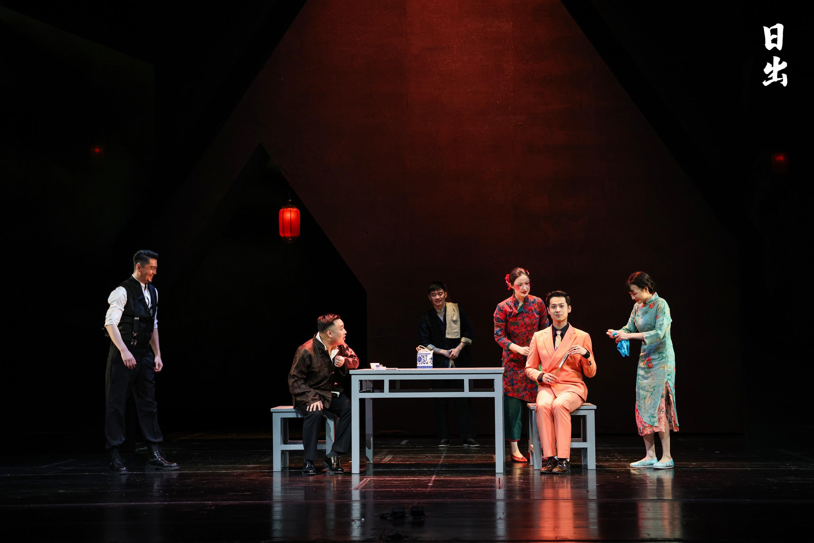 北京人艺新版日出第四轮登台青年演员驾驭角色更加成熟