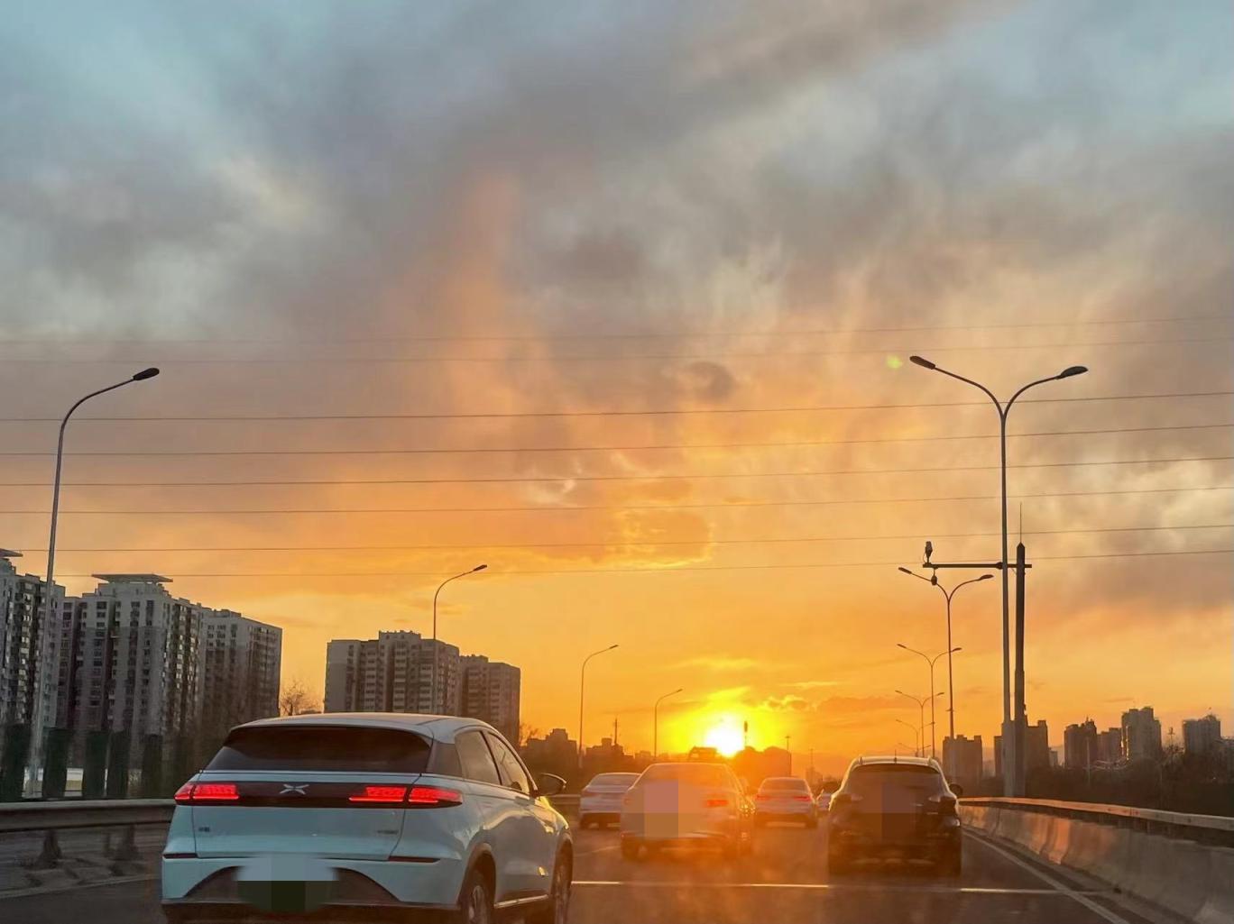 北京天空现橙红晚霞一起红运当头