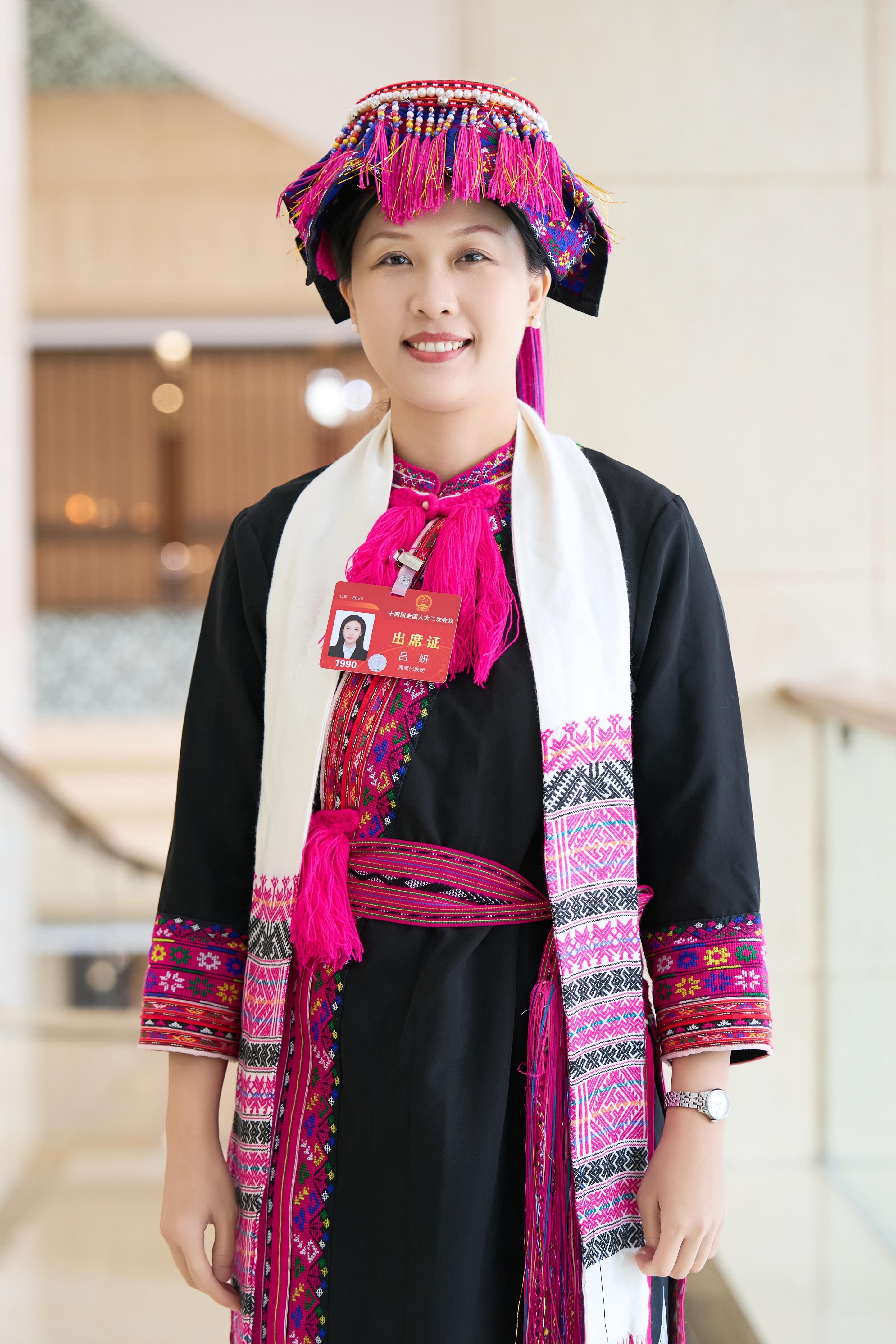 全国人大代表,海南省保亭黎族苗族自治县副县长吕妍认为,不管是过去