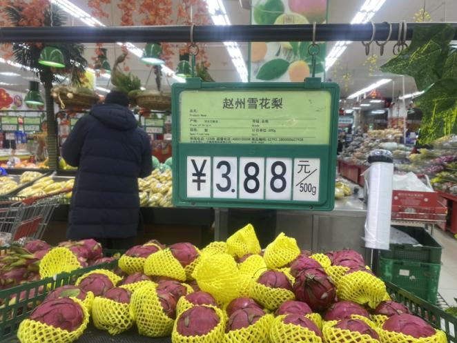 在常营长楹天街购物中心内的永辉超市,记者打开美团外卖,比对了各个