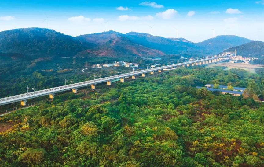 这条高铁获国家级荣誉多图带你看沿线美景