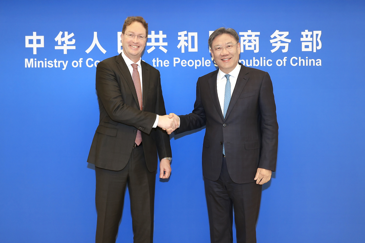 商务部部长王文涛会见奔驰集团董事长康林松