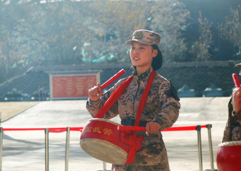 红装换武装新兵团喜迎女兵入营