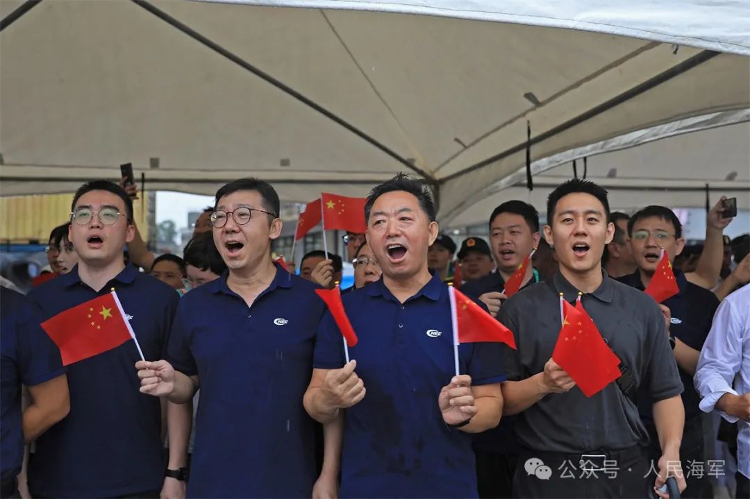 中国海军第45批护航编队抵达坦桑尼亚当地华人齐唱国歌