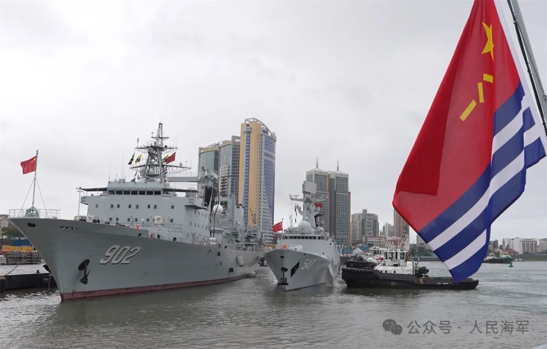 中国海军第45批护航编队抵达坦桑尼亚当地华人齐唱国歌