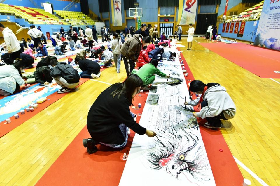 "通武廊"三地青少年共绘协同发展百米长卷