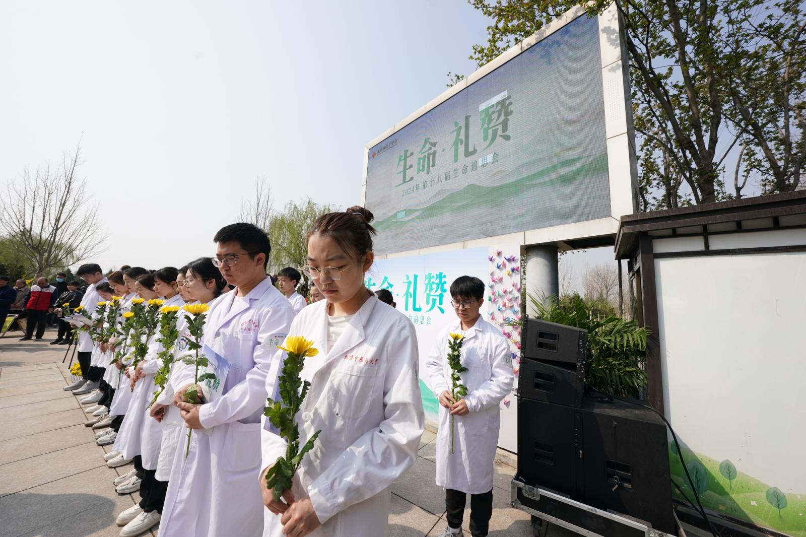 北京近3万人报名捐献遗体,各界追思缅怀“无言良师”_京报网