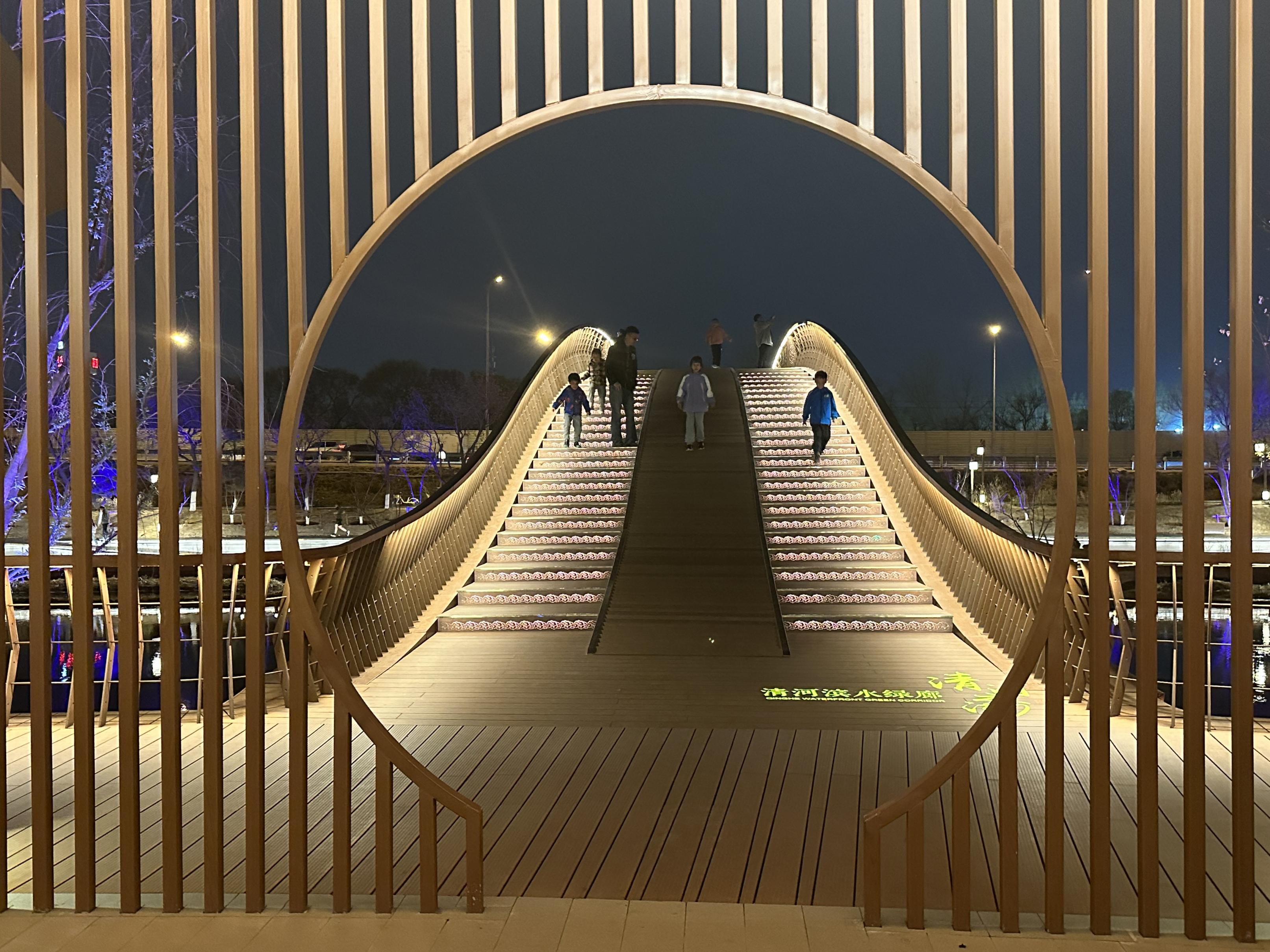 身着古风服饰的姑娘拍夜景写真来源:北京日报客户端 记者:徐英波流程