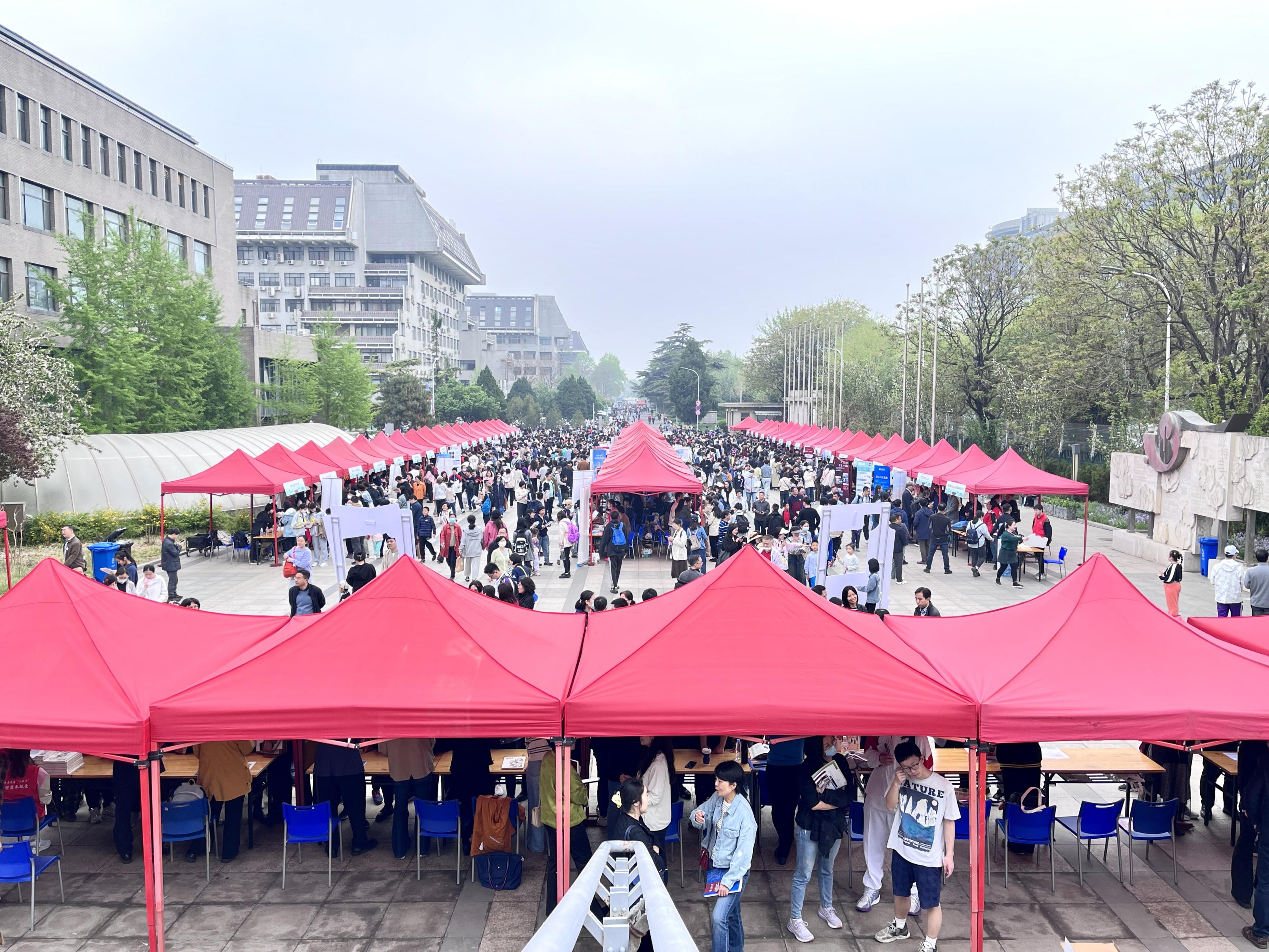 北大校园开放日,学生讲解员上岗_京报网