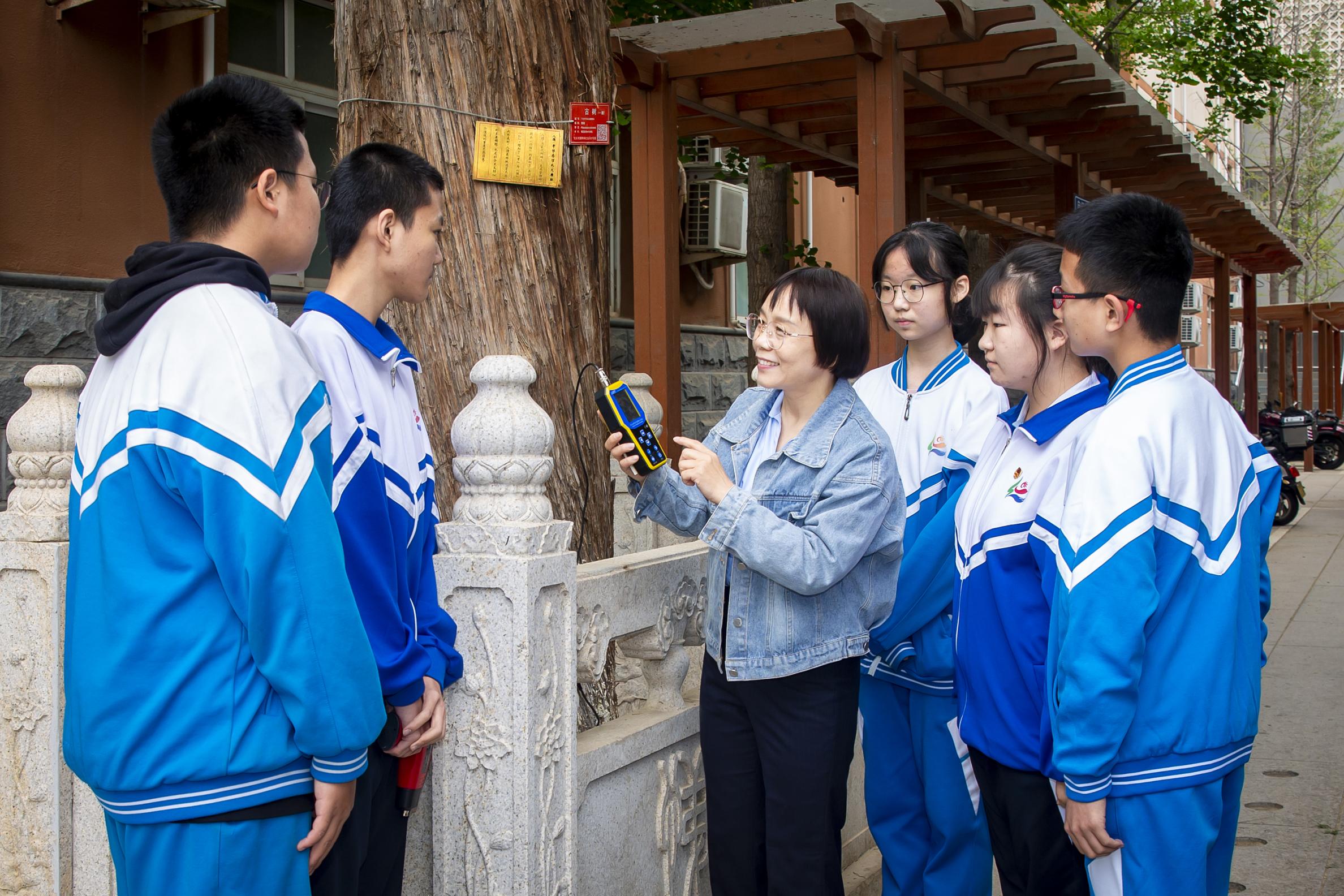 了"机器鸟妈妈"北京市第二中学分校学生牛浩瑄从小就对鸟类保护感兴趣