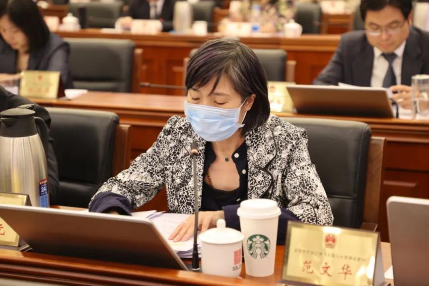 熊卫红,张莹,陈小兵,马慧娟四位代表作履职报告并接受评议会议听取了