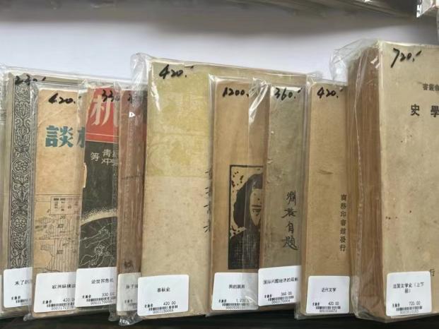 书市上热衷淘旧书,古籍旧书在年轻人中“热”了起来_京报网