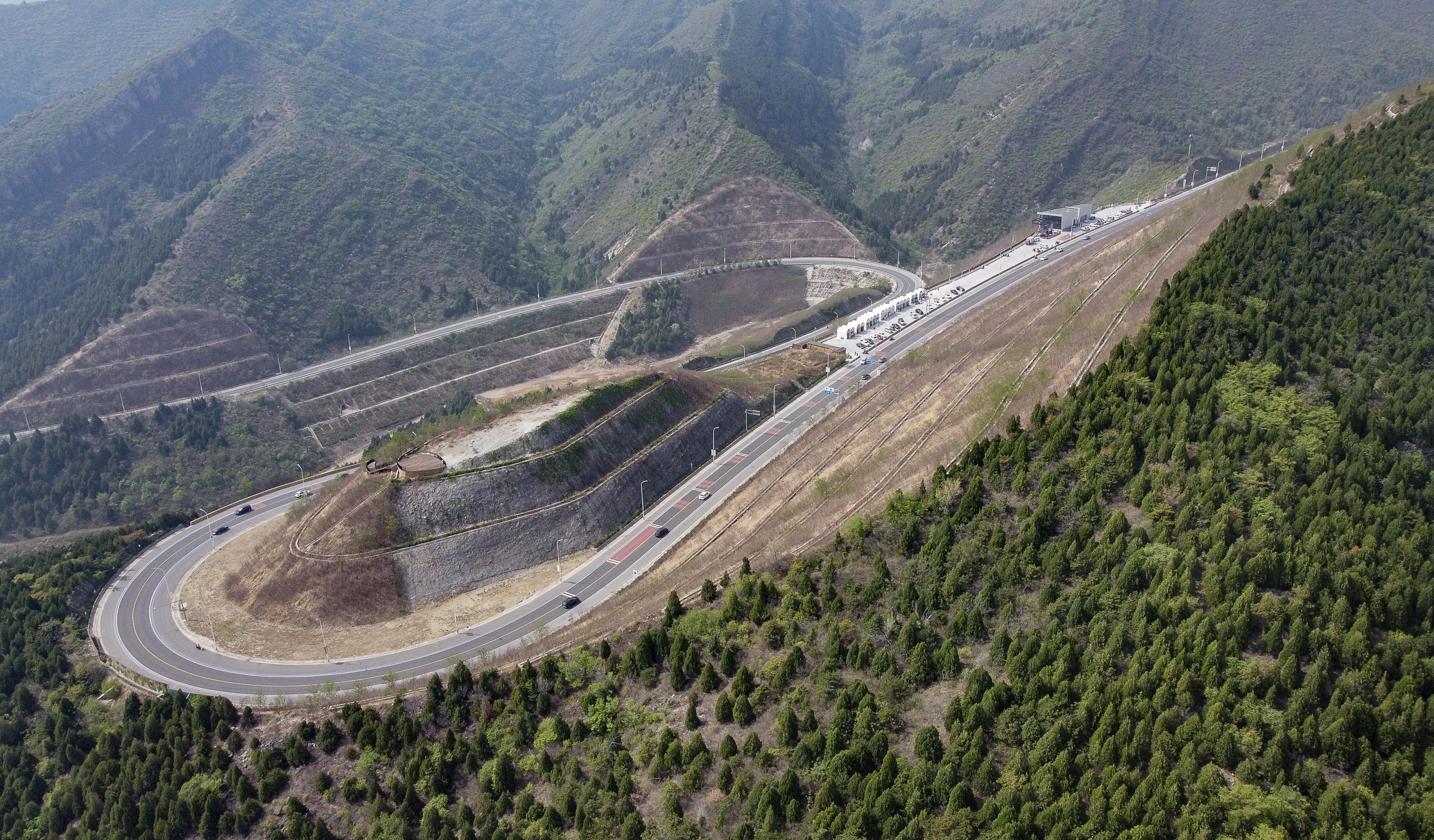 津围北二线也称233公路,南起喜邦公路,北接津围公路河北兴隆界,全长31