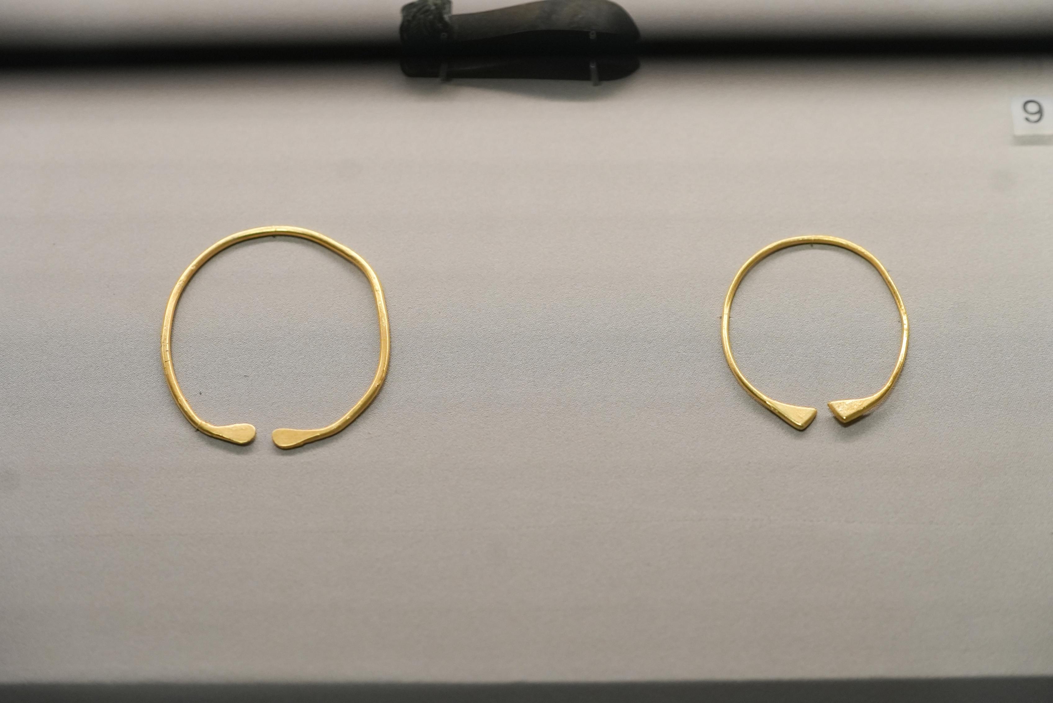 一对来自迁安博物馆的金臂钏(chuàn),与北京市平谷区刘家河商墓出土