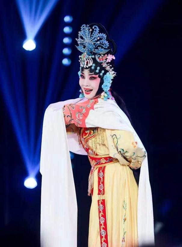 台前幕后担使命 戏里戏外绽芳华