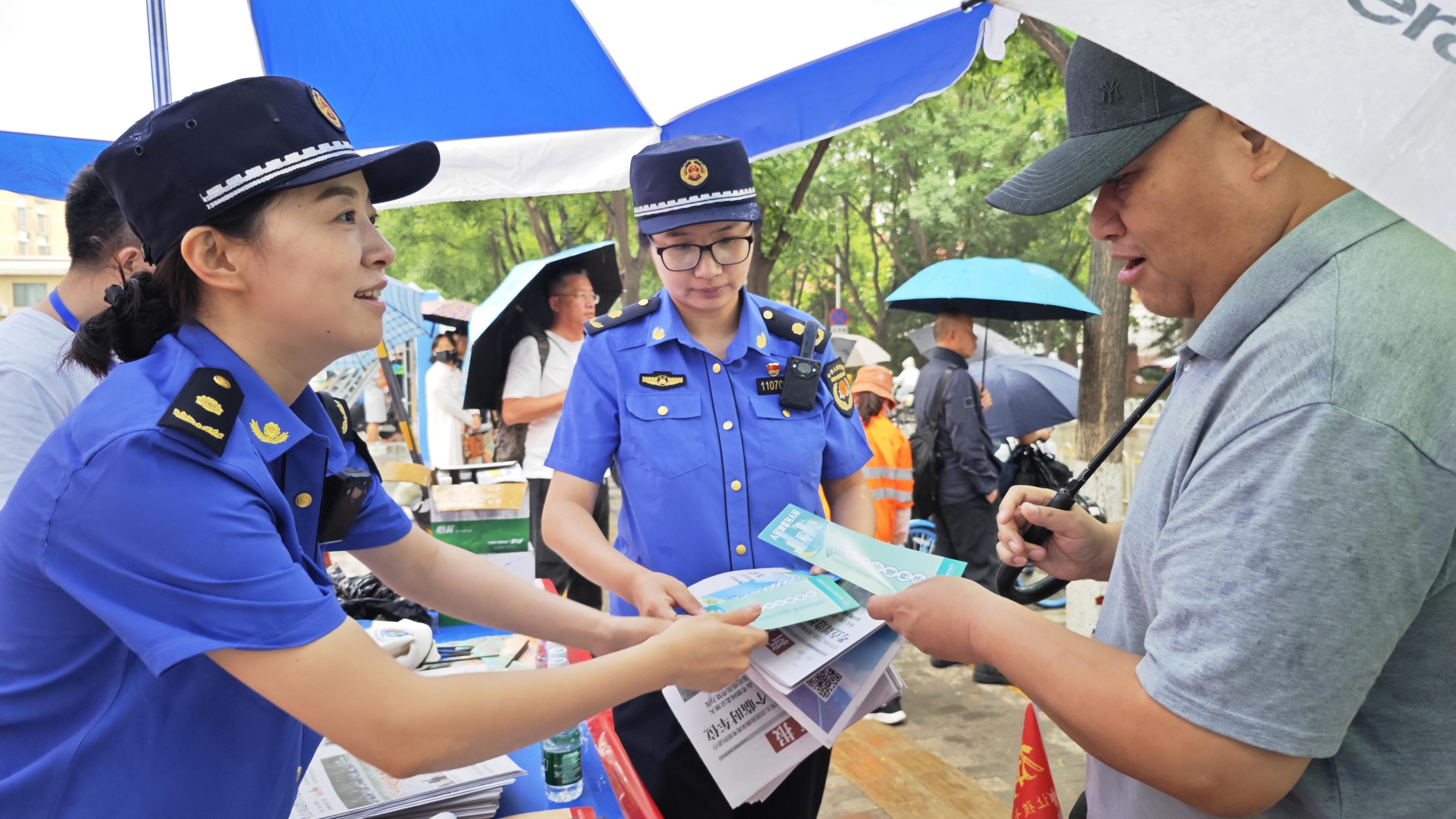 "静"候佳音,首都城管冒雨守护考点周边环境秩序