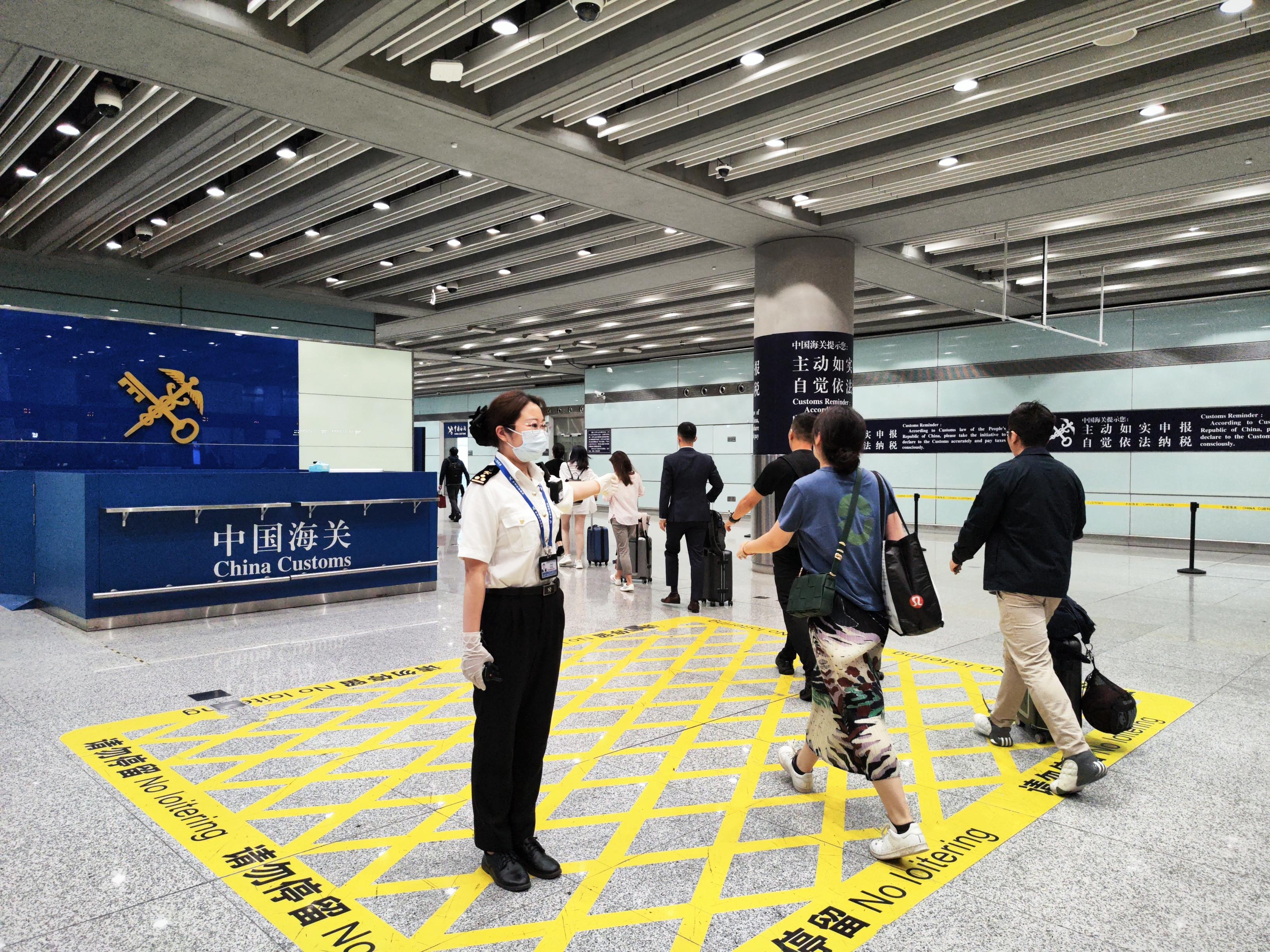 "首都机场出入境正迎来客流小高峰.