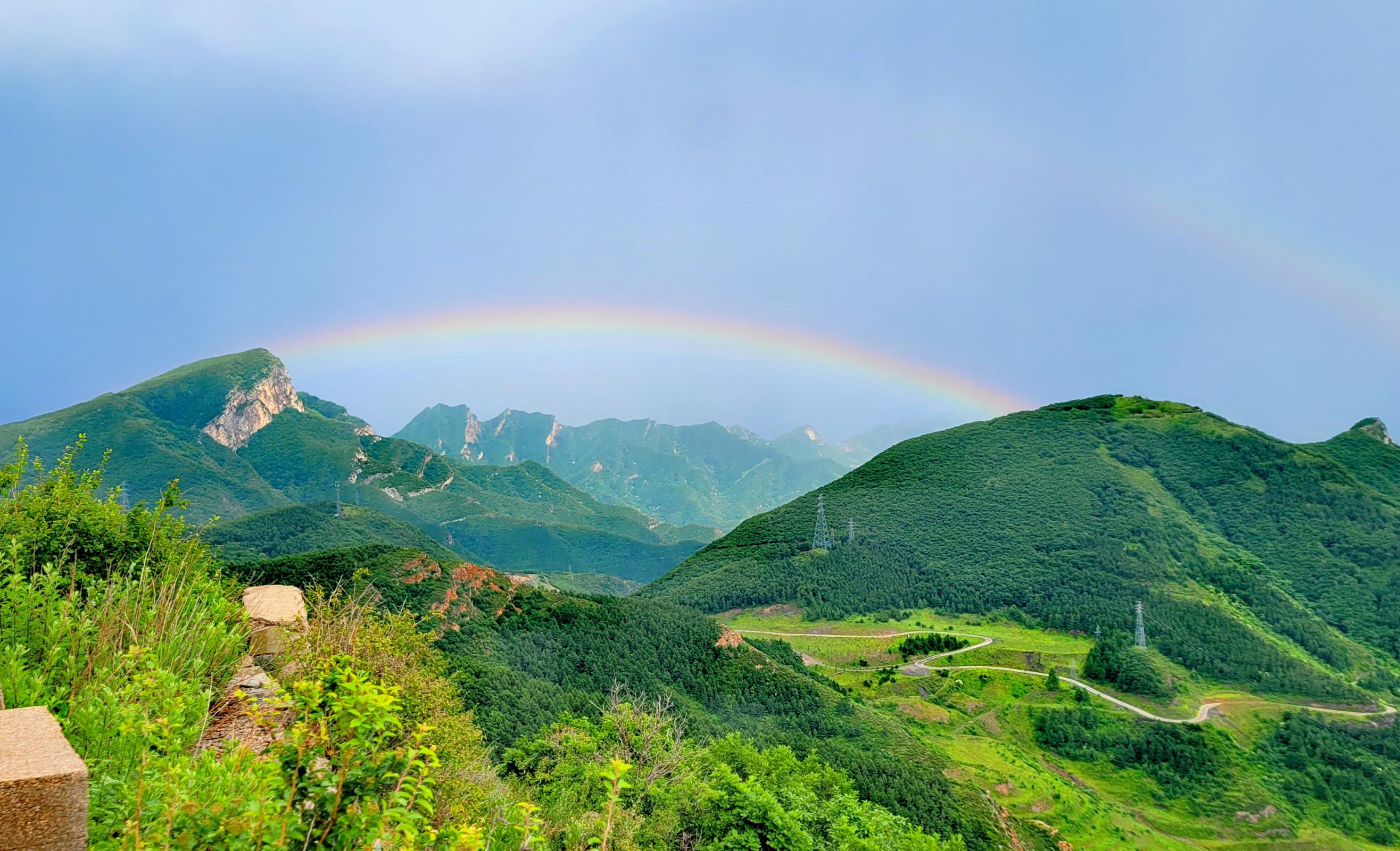 继霞光,云海后,北京房山白草畔又出现双彩虹