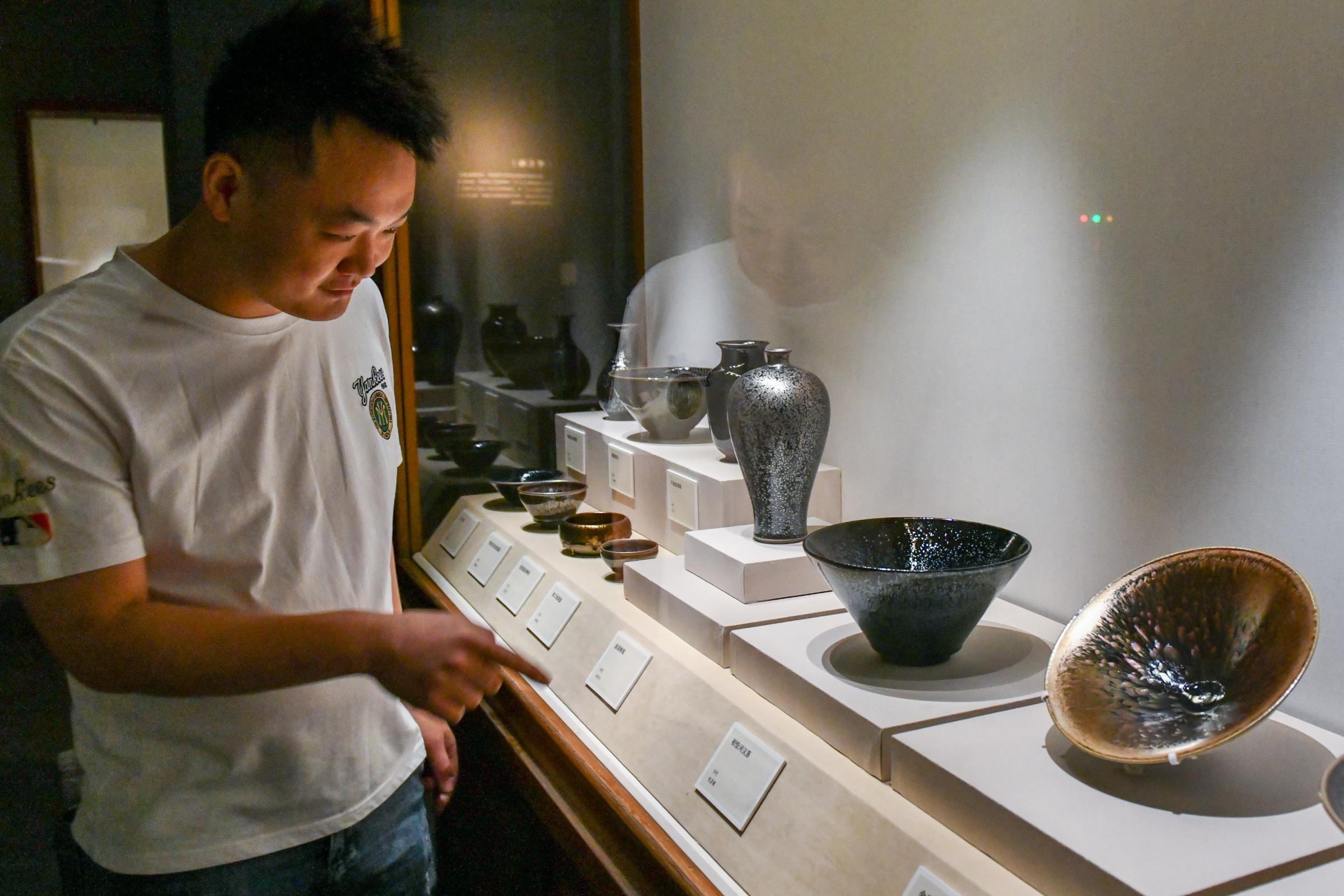 来国博这个展,看“五彩斑斓的黑”_京报网