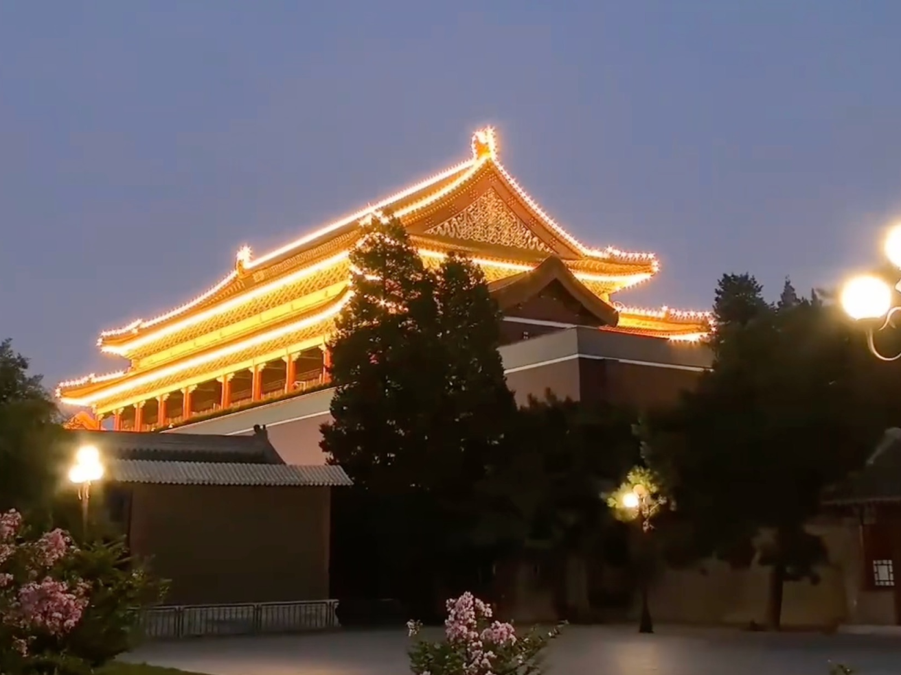 换个角度打卡亮灯的天安门城楼！人少景好，就在中山公园