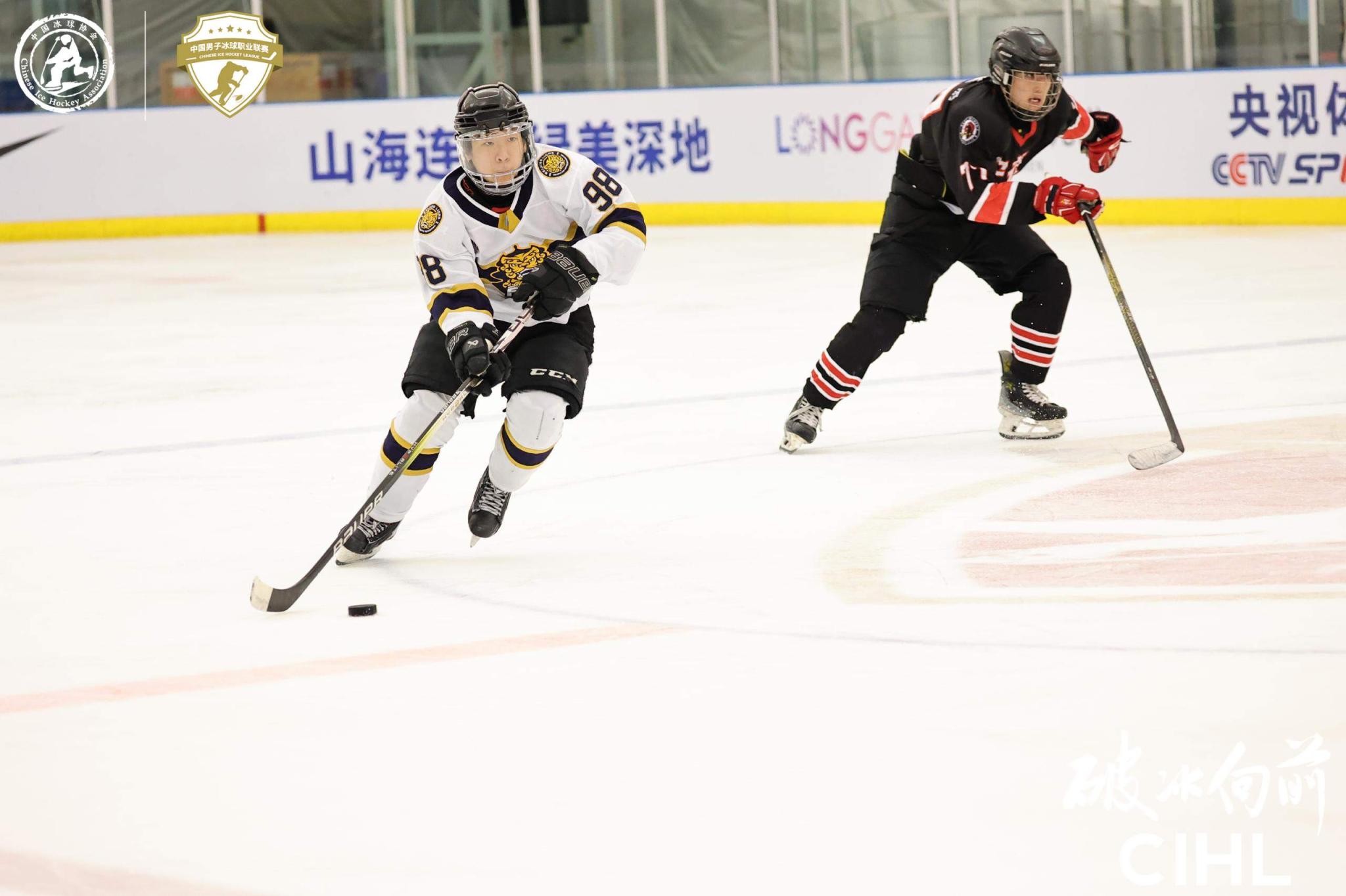 首届中国男子冰球职业联赛打响北京队强阵冲佳绩