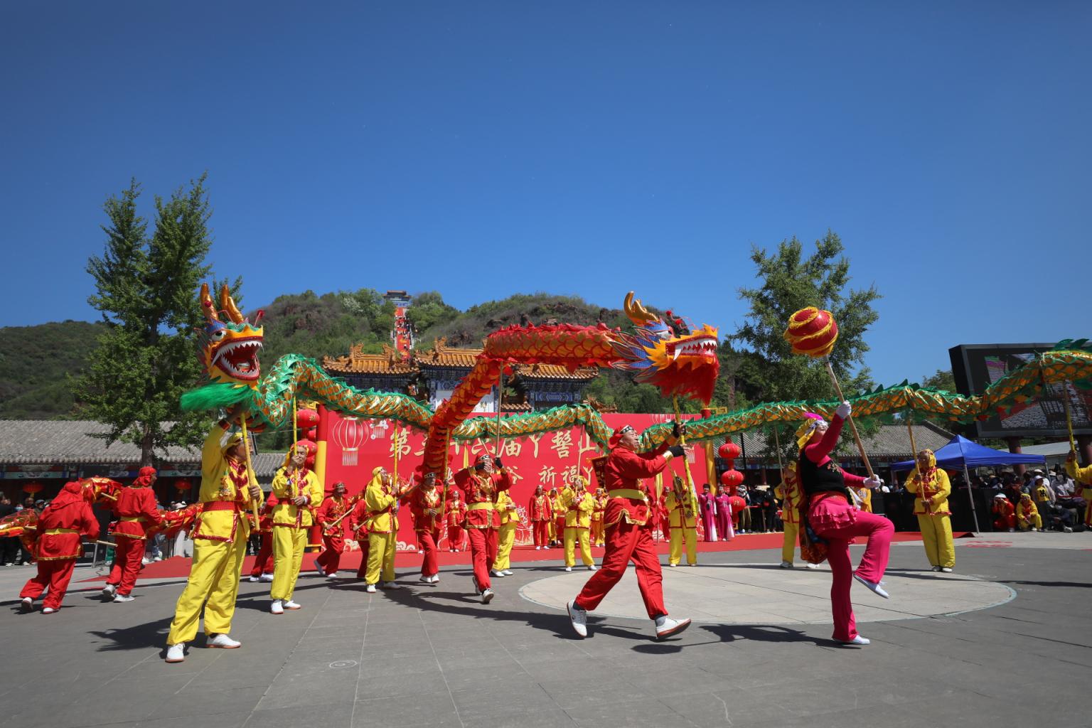 美食、娱乐是逛庙会必不可少的。丫髻山庙会不仅有来自全国各地的特色美食、本地传统特色农副产品，还有“桃花扇”与“福桃”系列雪糕、冰箱贴、祈福饼干等文创好物。此外，本地优秀的非物质文化遗产传承人也来到现场，展示拓印、剪纸等民间技艺。游客可以体验拓印，能身着汉服穿梭在古色古香的建筑之间，也能参与松棚驿站的农事体验。