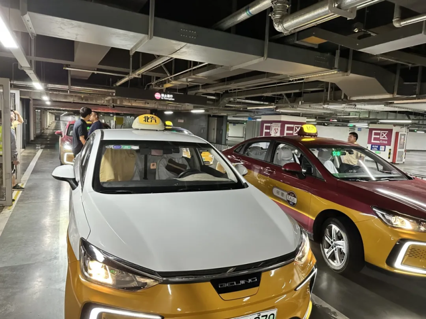 停车场F区出租车.png