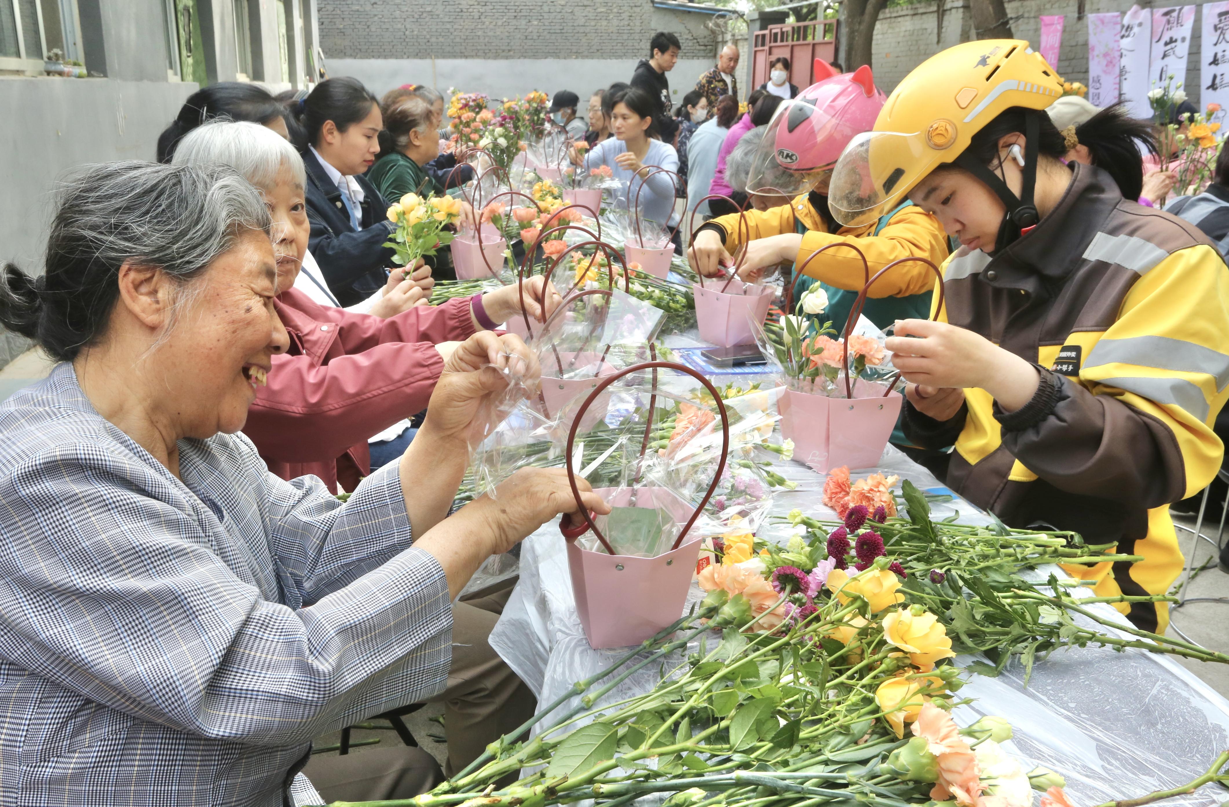 社区联合举办的主题为"以花为礼,定格母爱芬芳"的母亲节插花活动举行
