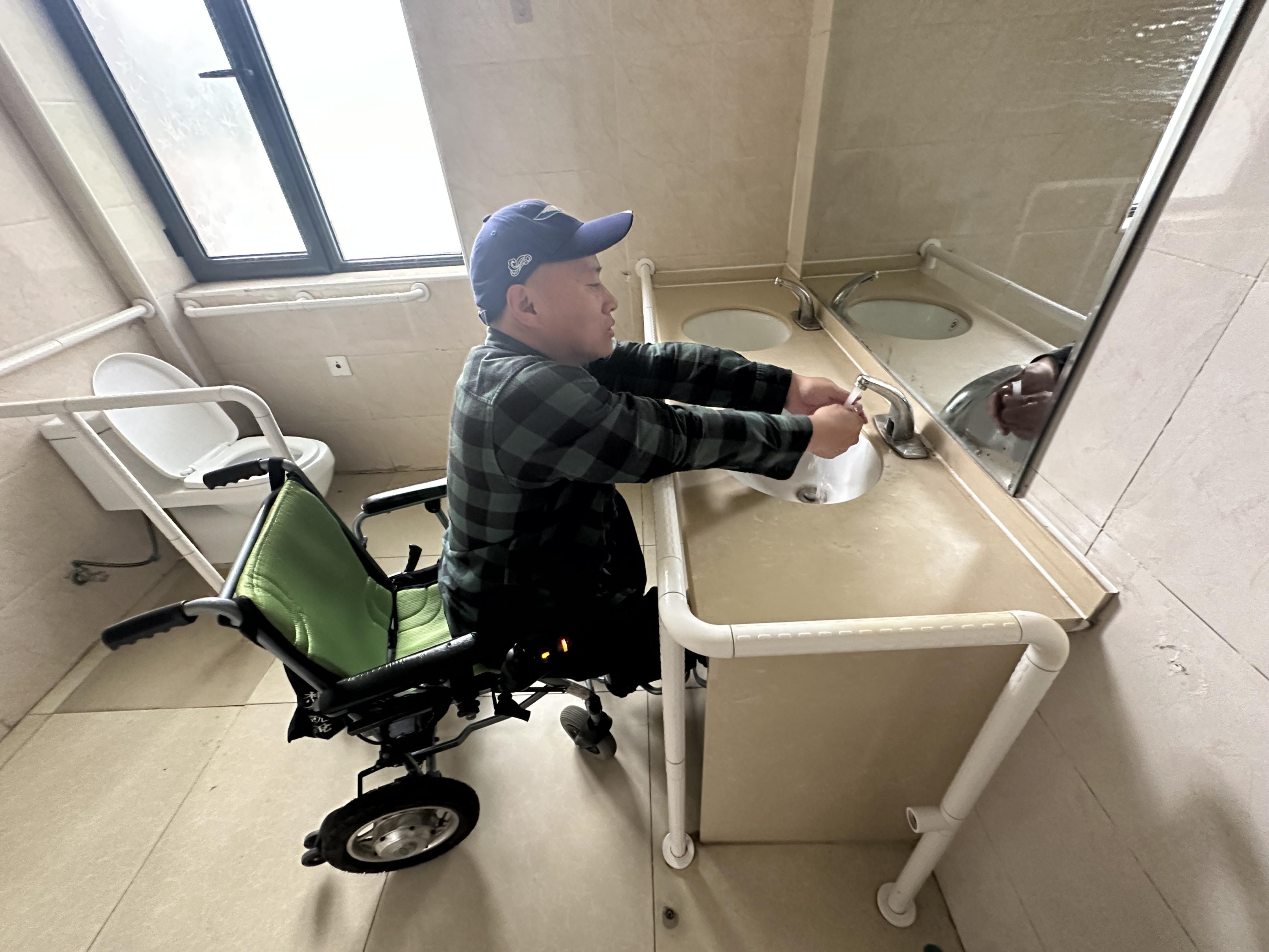 调查|记者跟随轮椅使用者体验——无障碍设施还有哪些缺漏?_京报网