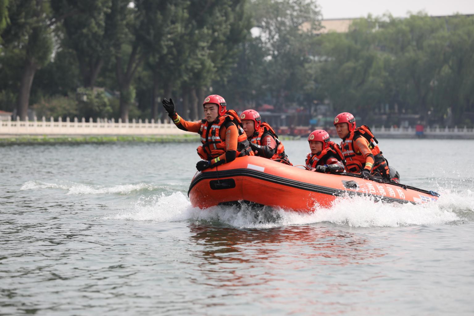 水面救援机器人展身手，什刹海演练防汛抢险11
