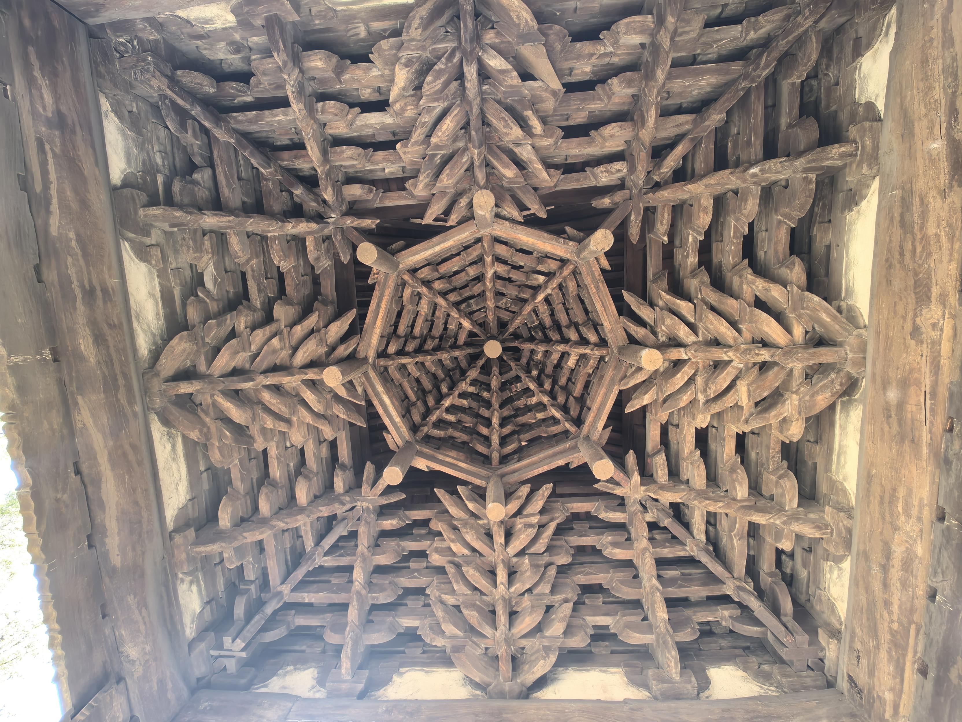 抬头望去,楼顶前后贯通着两根直径约50厘米的彩绘大梁