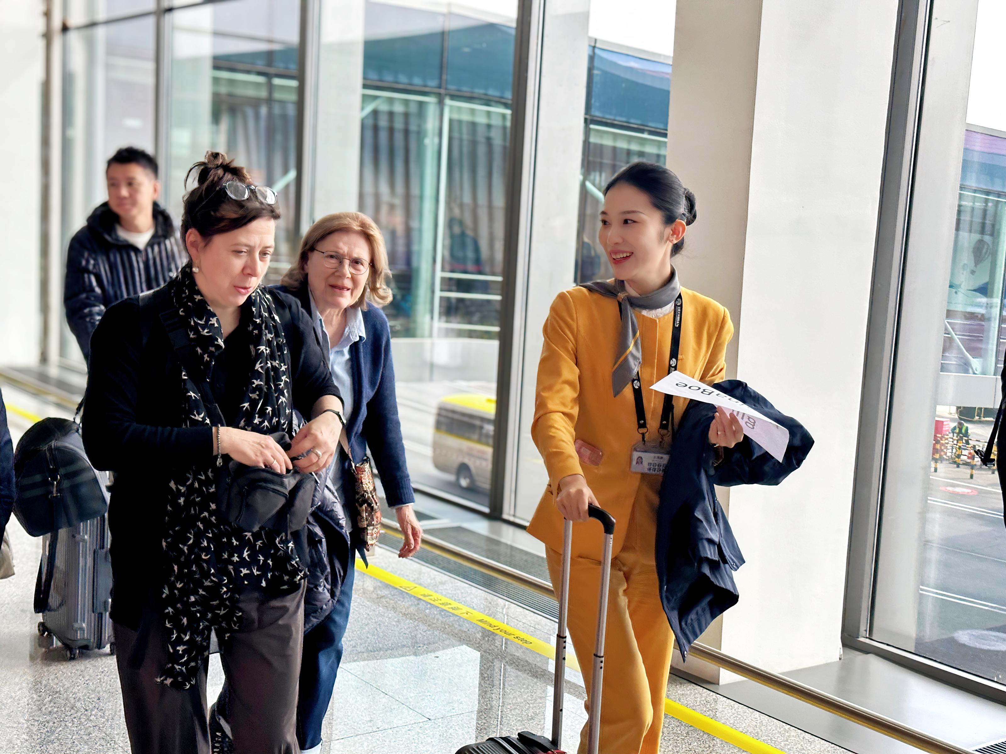 大兴机场正式推登机口接送机服务,方便无陪同人员青少年出行