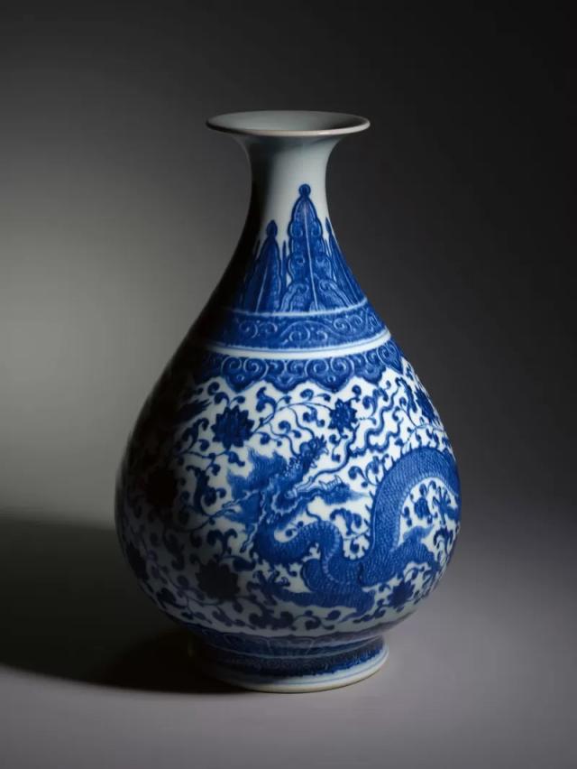 嘉德秋拍在京举行瓷器精品展，乾隆玉壶春瓶等重磅展品亮相_京报网