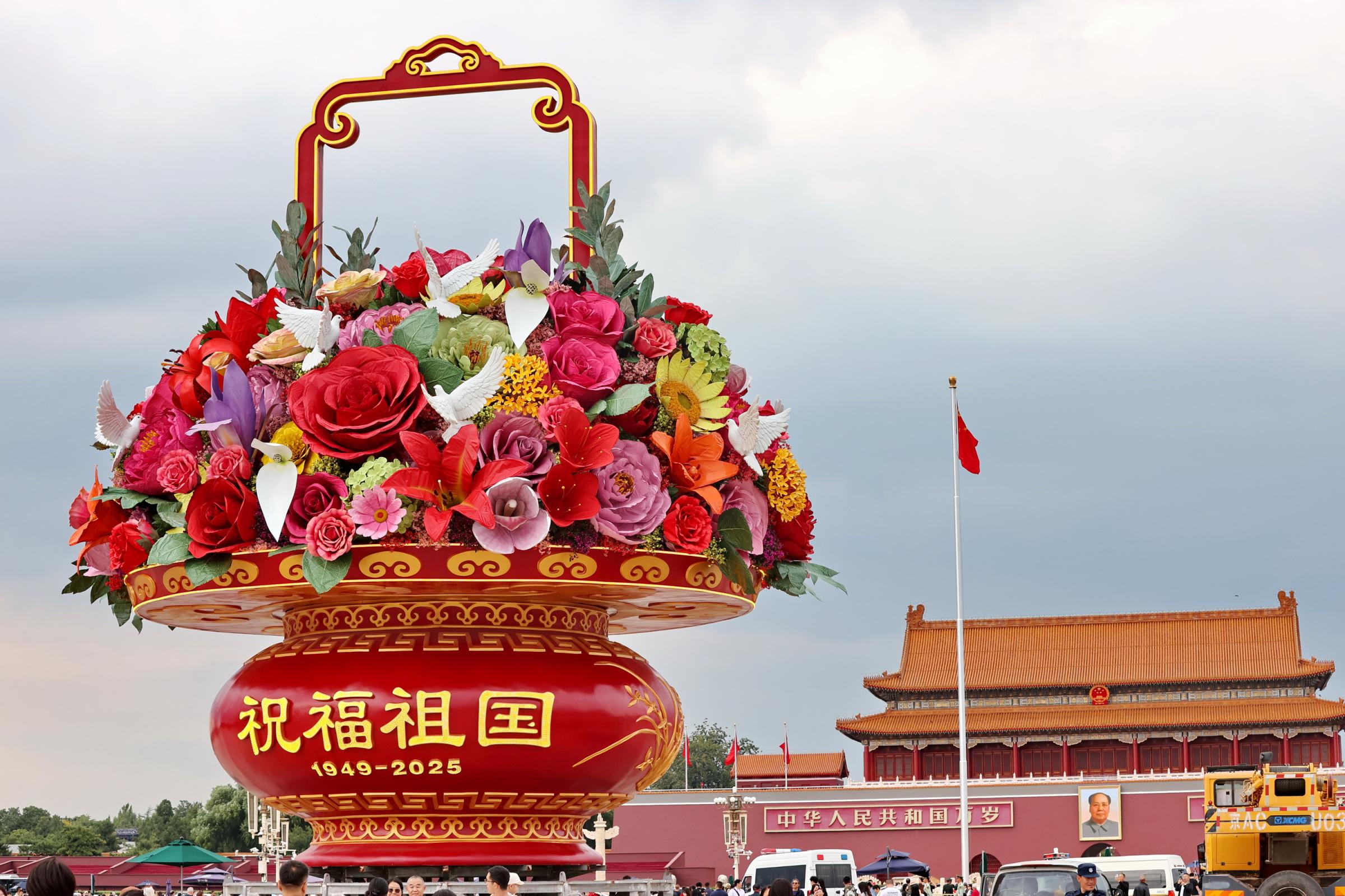 花篮盛景献华诞,鸽舞祥和颂祖国