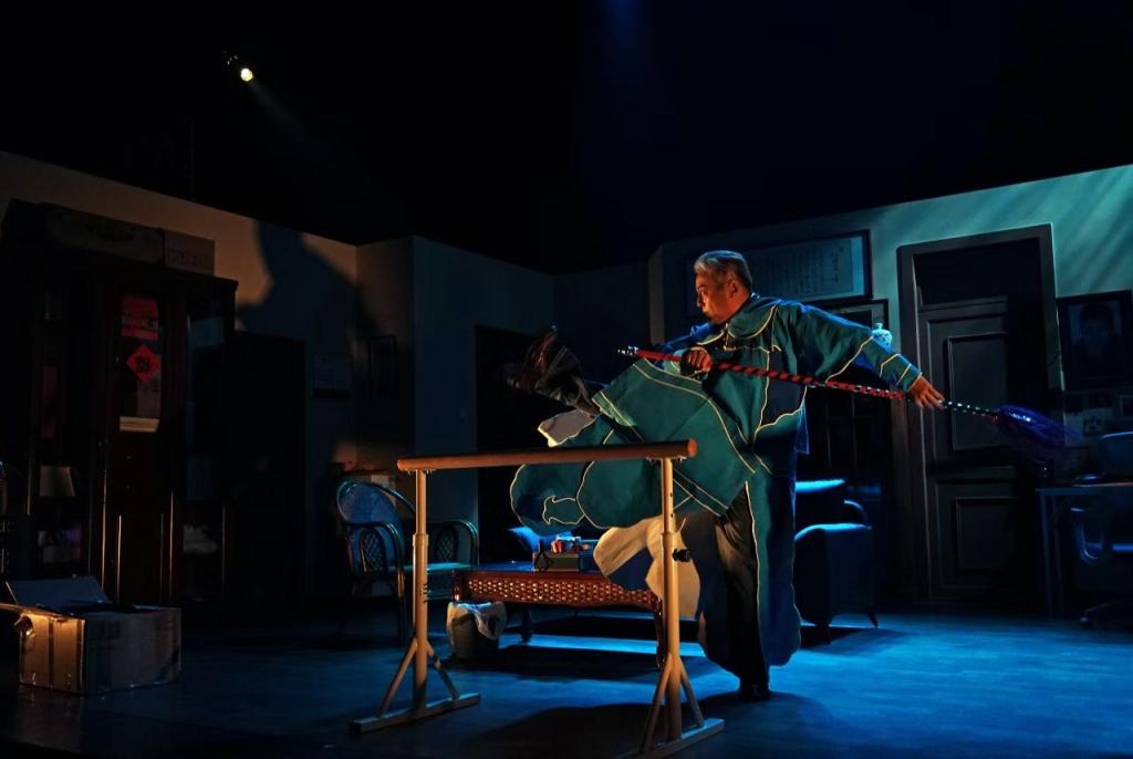 邵泽辉原创话剧《下场》动人上演,以父子羁绊照见生命与传承之思_京报网