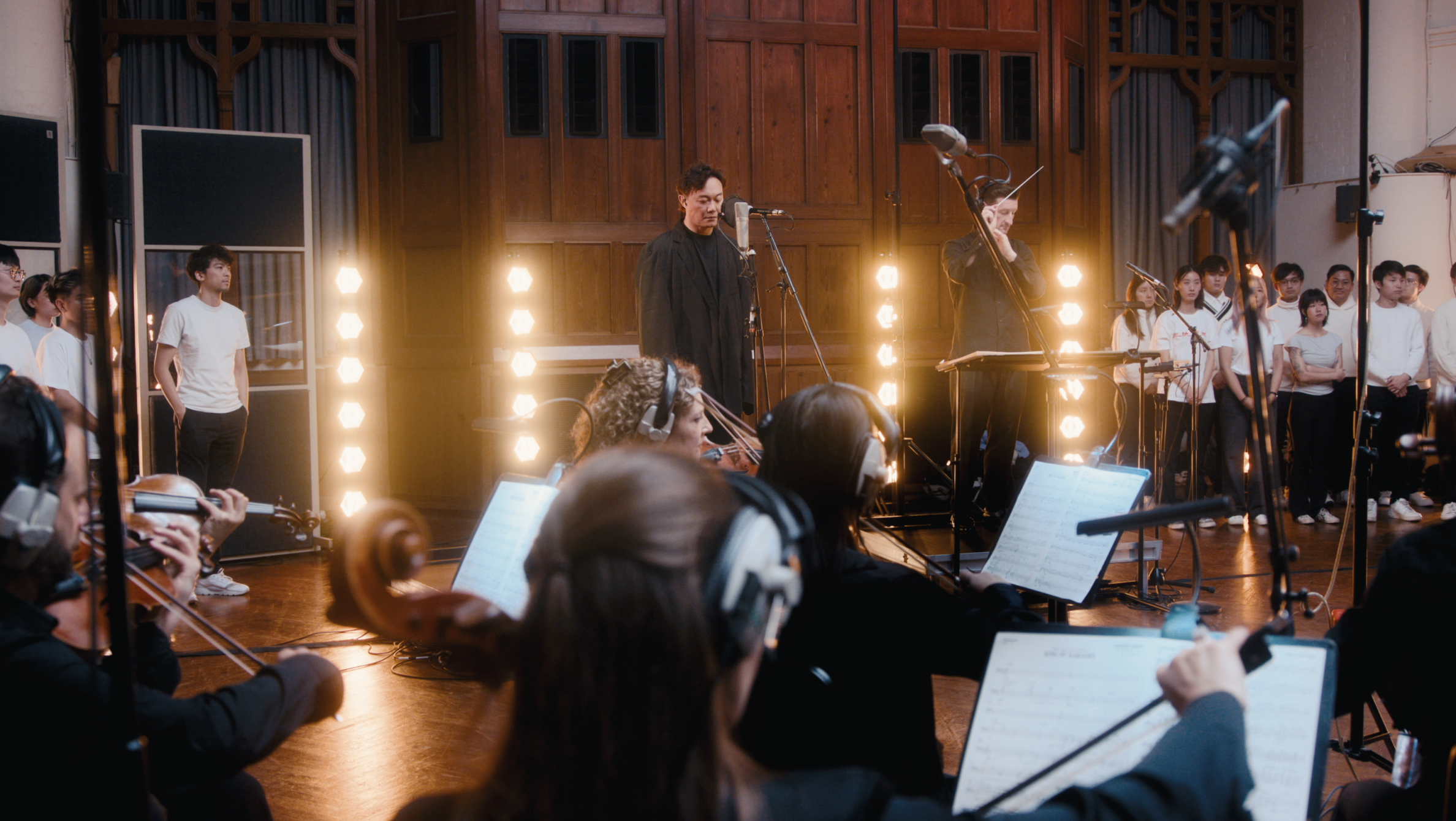 时隔25年陈奕迅重录《K歌之王》，国粤双语两版MV已上线_京报网