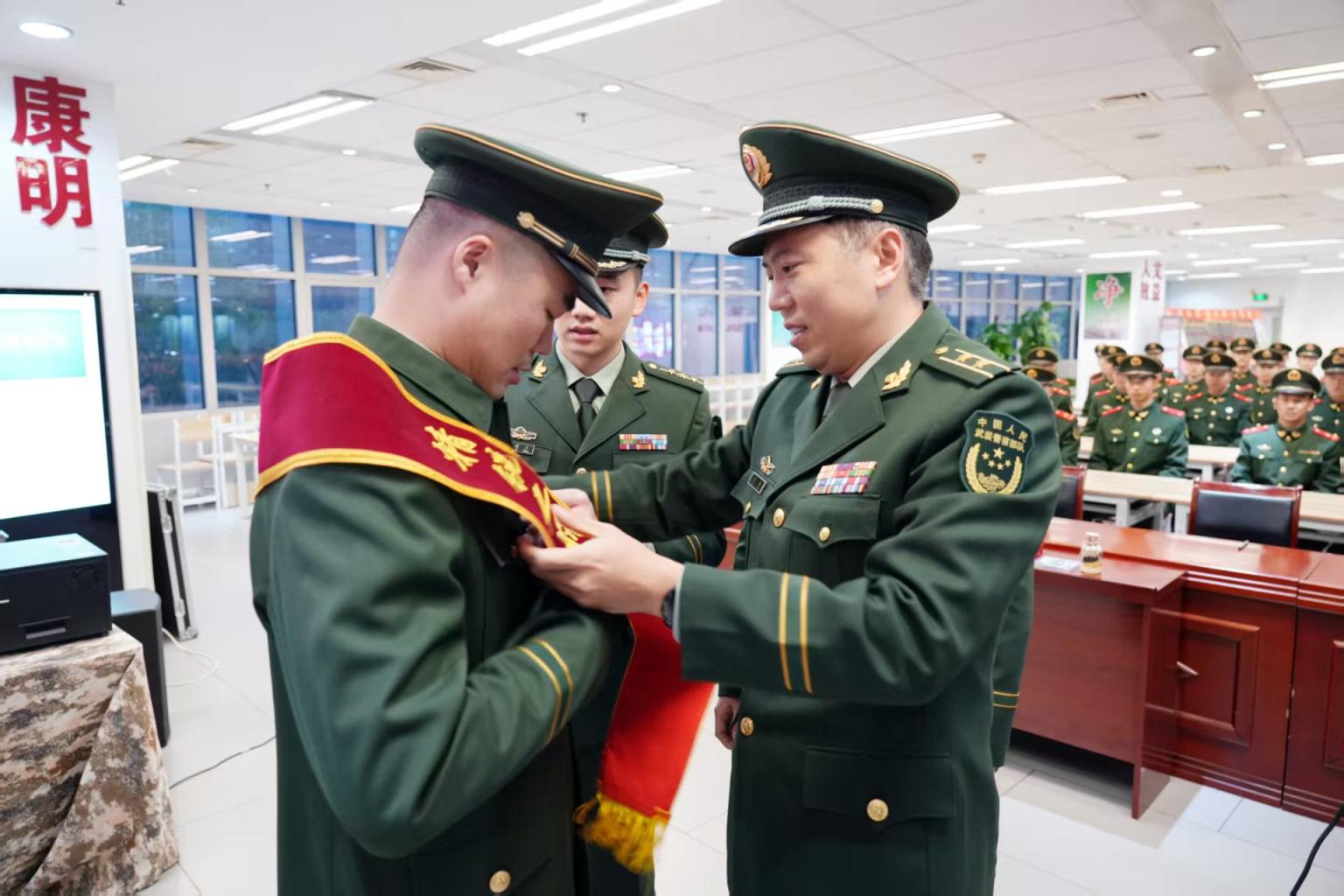 一个人的退伍仪式也有满满敬意,老兵留下万字执勤心得_京报网