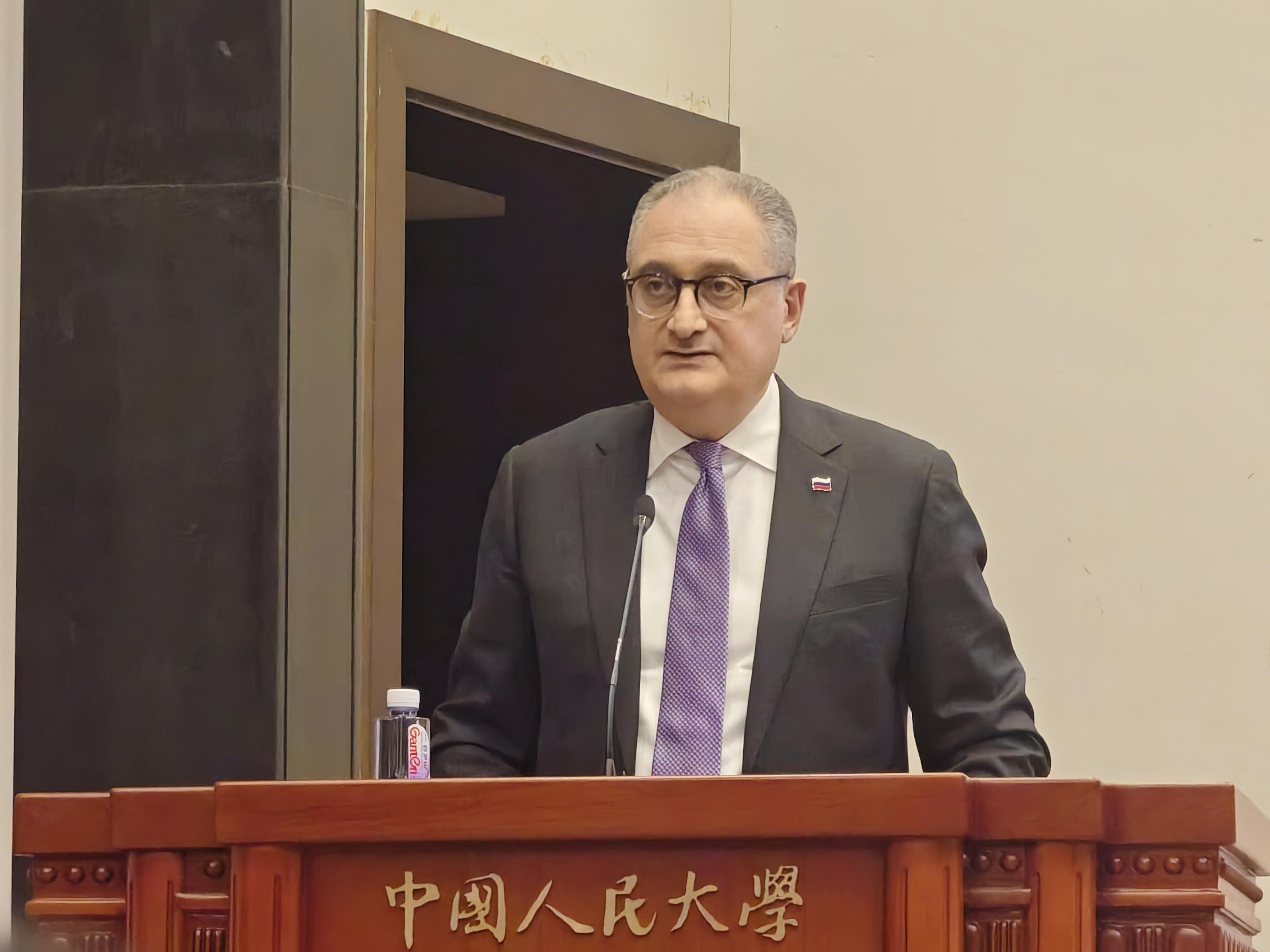 俄罗斯驻华大使：俄中几乎已完全使用卢布和人民币结算_京报网