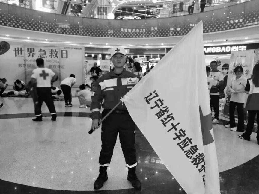 定州舰为救人牺牲的退役军人金城龙举行悼念活动_京报网