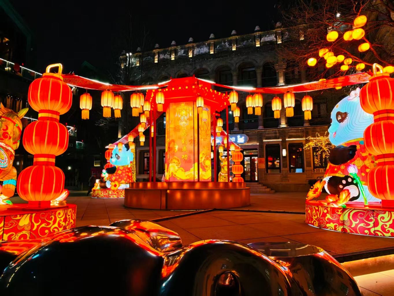 前门步行街灯光璀璨,节日氛围拉满_京报网