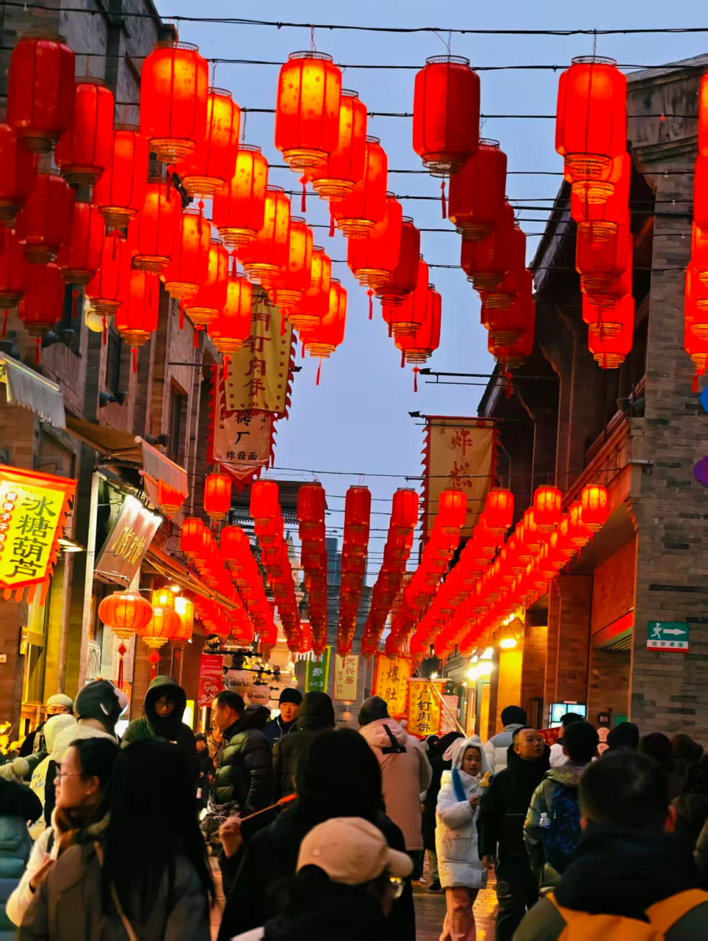 前门步行街灯光璀璨,节日氛围拉满_京报网