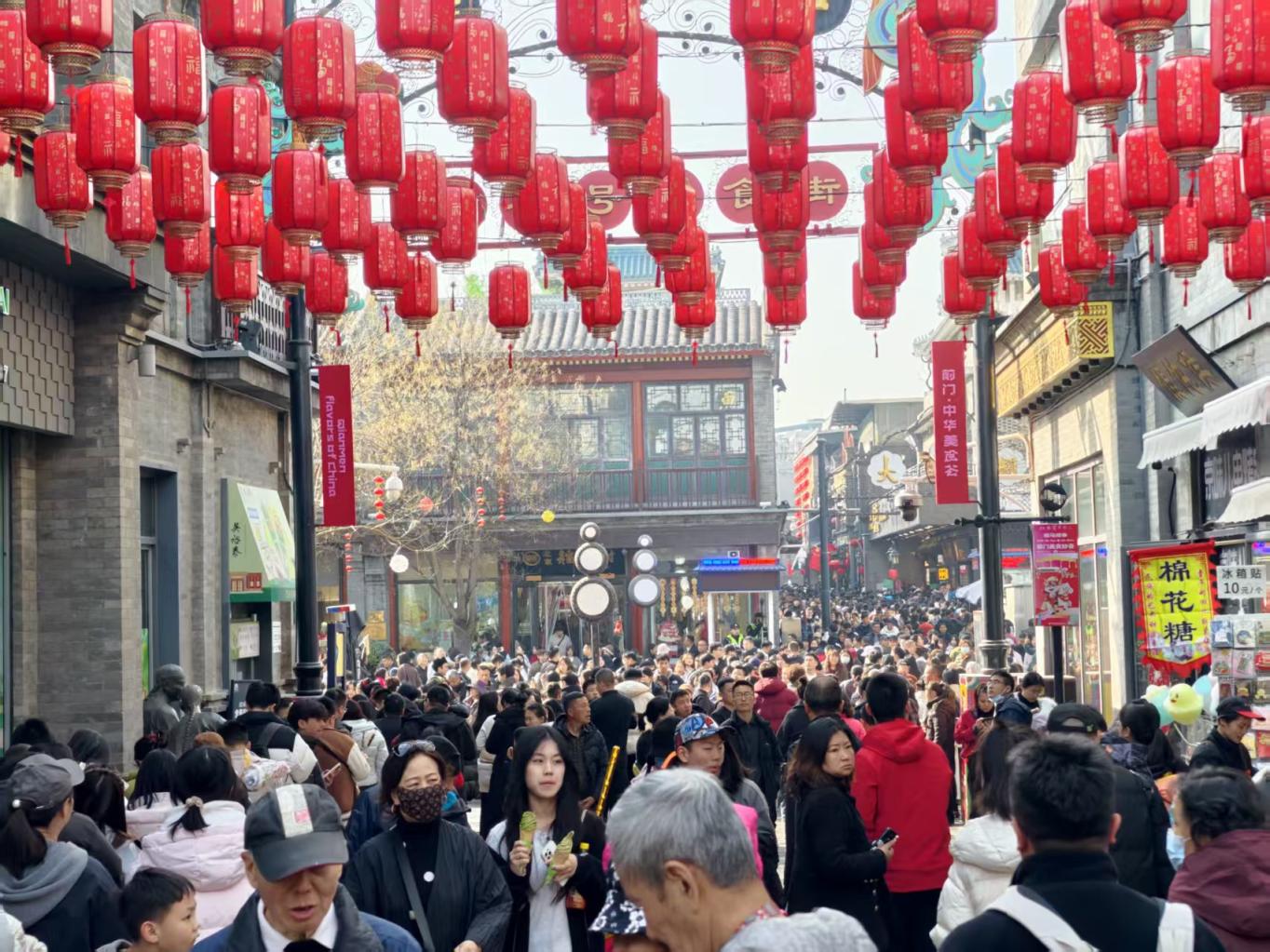 欢声笑语,游人如织!大年初四的前门步行街宛如欢乐的海洋_京报网