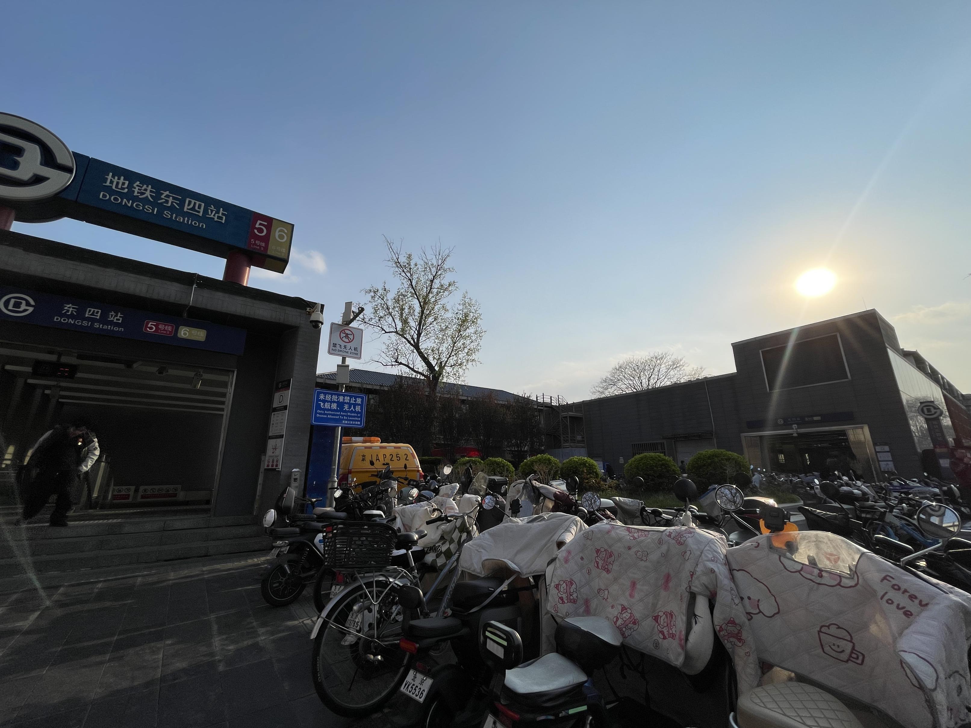 调查|哪个进站口更近?哪条通道更省力?地铁换乘大站指引能否更贴心?_京报网