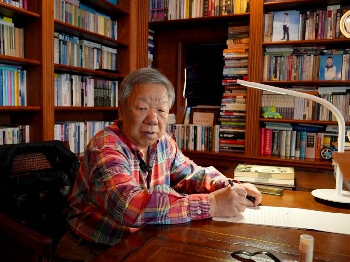 名家书房｜经济学家梁小民一年读书300本，倡导“无...