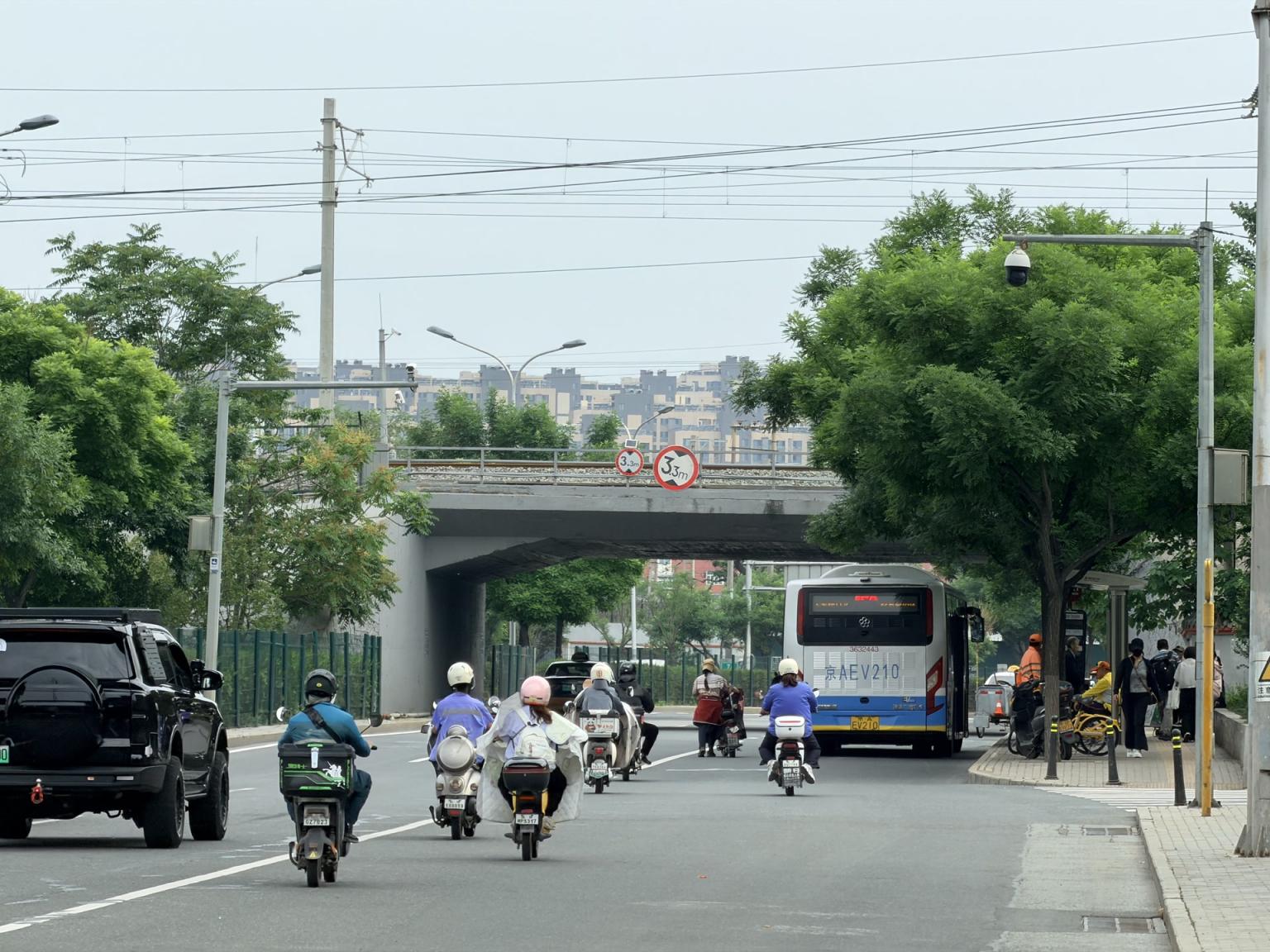 换乘得百米冲刺，“一分为二”的西道口公交站能挪挪吗？_https://www.izongheng.net_京津冀_第2张