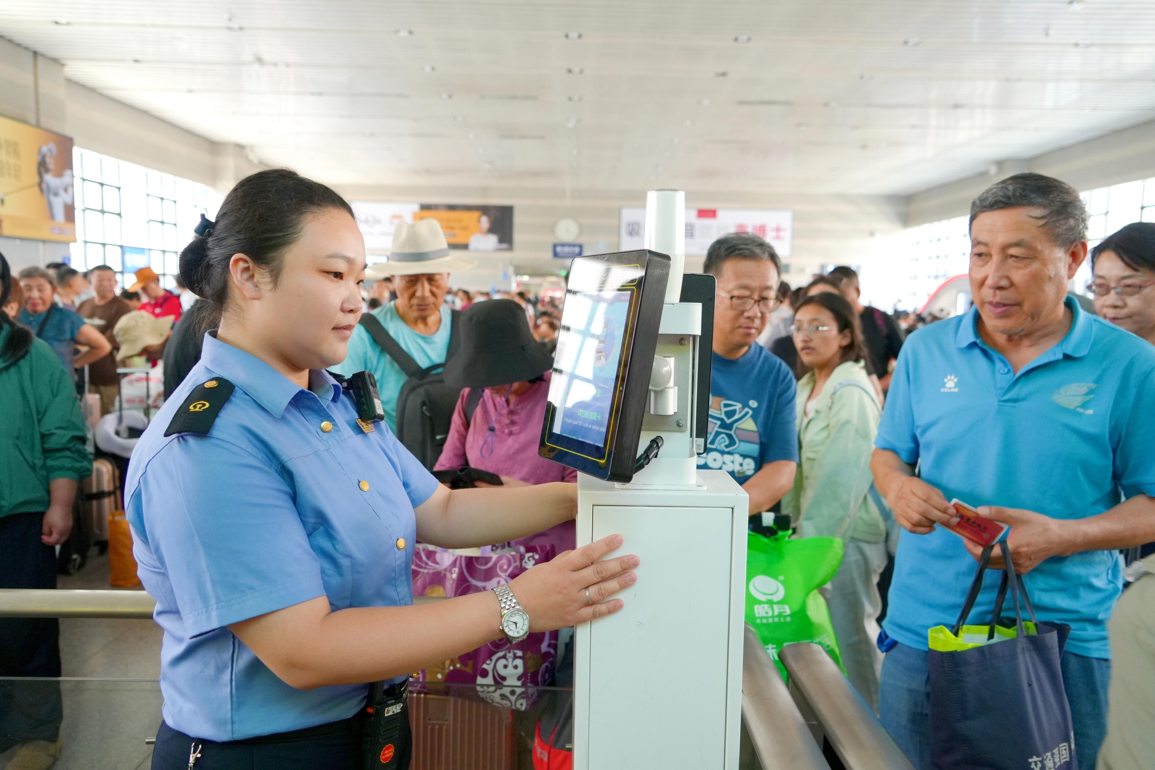 青藏铁路全线通车20周年！近400名北京游客搭乘“京藏号”出发_https://www.izongheng.net_京津冀_第2张
